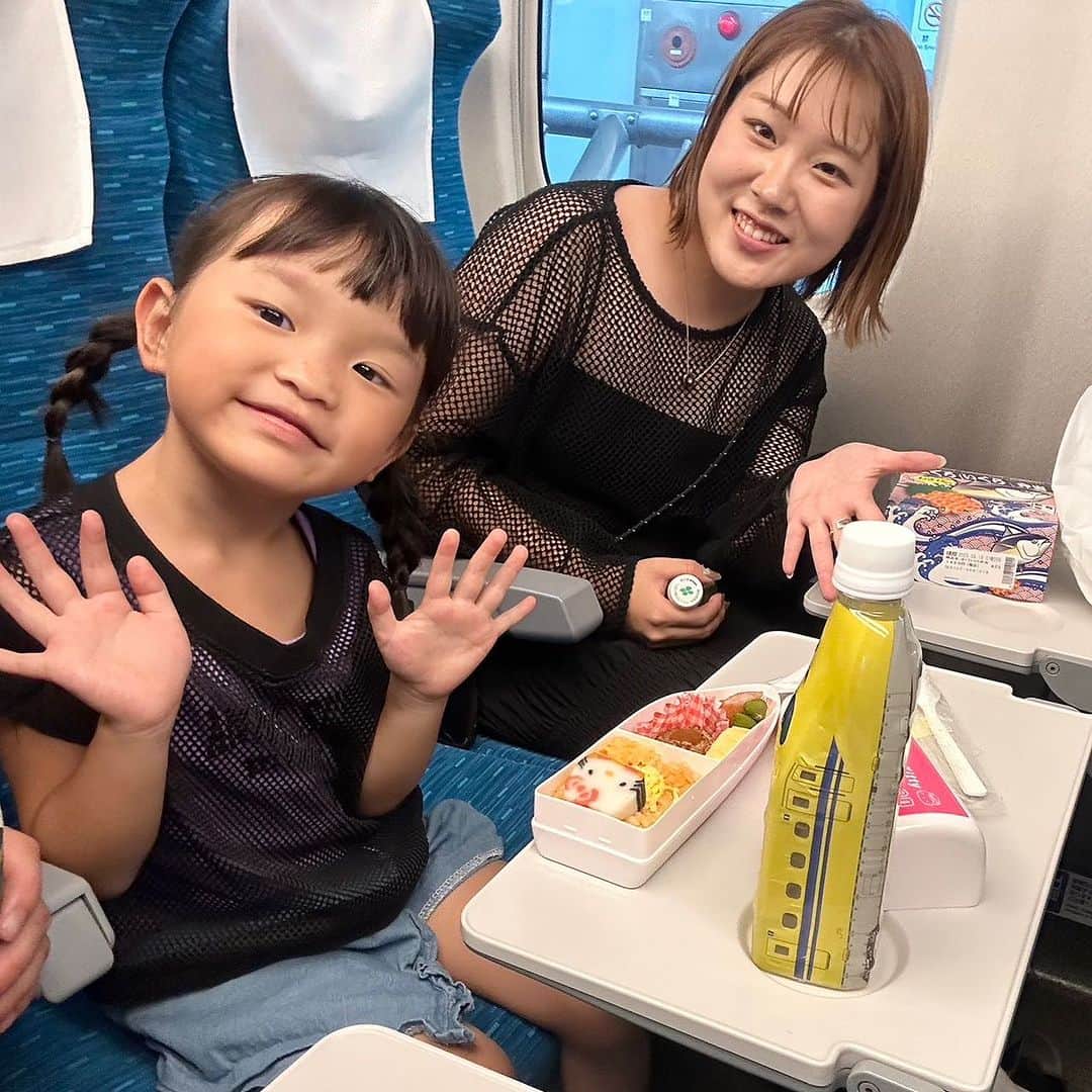 のインスタグラム：「〈名古屋グルメ旅〉 マネージャーのまえちゃんとお揃いの服で出発〜🚅 のんちゃんが選んだ駅弁は、キティちゃんの新幹線弁当と、ドクターイエローのお水でした🎶 「こんな美味しいお弁当食べたの初めて〜♡」だって😆  #村方乃々佳 #ののちゃん #ののかちゃん #ののちゃんねる #nonokamurakata #노노카 #NONOCHAN #名古屋グルメ」