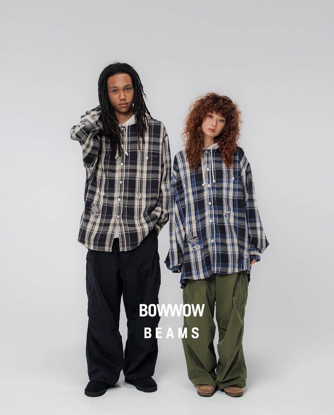 beams_harajuku_officialさんのインスタグラム写真 - (beams_harajuku_officialInstagram)「BOW WOW × BEAMS 9/23（Sat.）Release  90年代の空気感を色濃く残し、独自のフィルターを通して体現するブランド〈BOW WOW〉との新たなコラボレーションが登場します。 今回は、特徴的なハードダメージリペアを施した『フード付きフランネルシャツ』と、加工感によってヴィンテージの表情を持つ仕上がりとなった、60年代を彷彿させる『カーゴパンツ』、アメリカンカジュアルらしい詰まった襟周りとフィッティング、オフホワイトのカラーが特徴の『レーヨン混天竺Tシャツ』の3型を製作。  ブランドの得意とする、ヴィンテージさながらの加工感やムードと、BEAMSらしい“アメリカンカジュアル”の真髄が見事に調和した、他にない特別なコレクションとなっております。  【展開店舗】 ビームス 原宿 ビームス ストリート 梅田 . @bowwow__official @beams_official @beams_mens_casual #bowwow #beams」9月22日 18時01分 - beams_harajuku