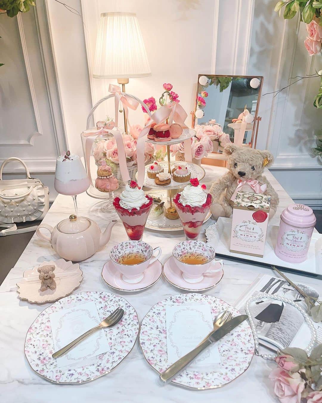 のインスタグラム：「表参道にある 🎀ジンジャーガーデン🎀  今回ぴんくぴんくで 可愛かった(ᐡ⸝⸝o̴̶̷̤ ﻌ o̴̶̷̤⸝⸝ᐡ)🤍🤍  #表参道カフェ  #表参道  #表参道ランチ  #表参道グルメ  #ジンジャーガーデン青山  #アフタヌーンティー」