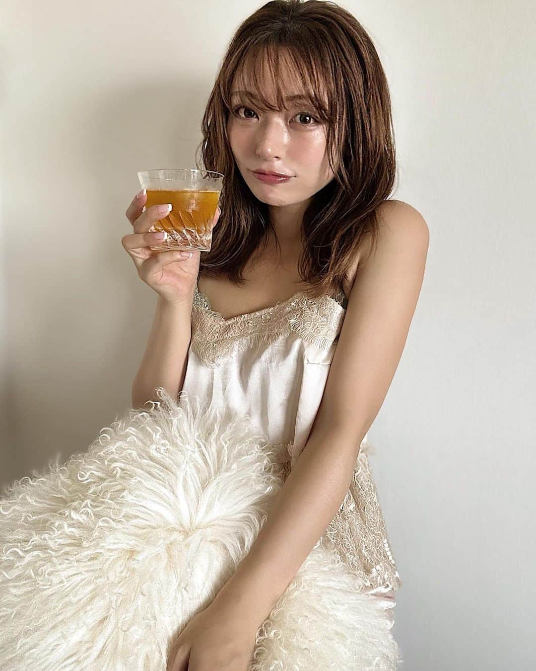 Yuuki mimuraのインスタグラム：「#PR 🥭🫧🍹  最近再びブームでお気に入りのコンブチャクレンズ🍹“ スタイルキープ・ダイエットなど 気を使ってる方は取り入れてるドリンク🥤  このコンブチャクレンズは 昆布のお茶じゃないよーっ🍵 酵素や食物繊維がたっぷり入ってるのに、 マンゴー味で美味しいジュースみたいな感覚で飲めるよ🥭“ こういうドリンクって酸っぱいイメージだけど 全然そんなことなくてゴクゴクいけちゃう❣️  わたしは朝食代わりに炭酸で割って飲むのが大好き🫧 ヨーグルトとかにかけて食べるって子もいたよ🥣  気持ちに余裕がある時は 夜ご飯を置き換えたりしてるんだけど 朝すごく体が軽くてスッキリする🌞“  　@earlysunrise_   #コンブチャクレンズ  #アーリーサンライズ　 #kombuchacleanse  #earlysunrise」