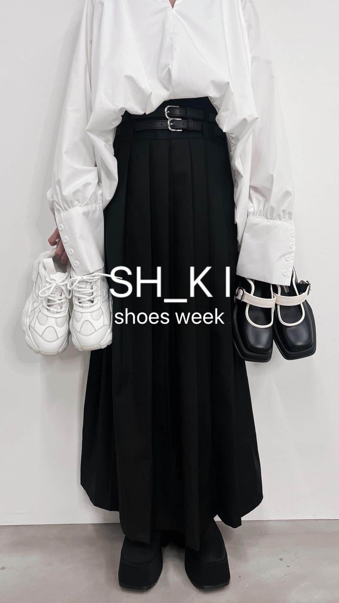 のインスタグラム：「SHOES祭り♡ 秋ファッションを楽しみたいのに、まだまだ暑くて何を買っていいかわからない方々🌟 まずは足元から取り入れてみるのはどうでしょう？🧡 可愛いシューズが入荷いたしました💜 是非🫶  @sh_ki_jp  #sh_ki #シキ#シューズ#shoes#スニーカー#ブーツ#ローファー #秋コーデ」