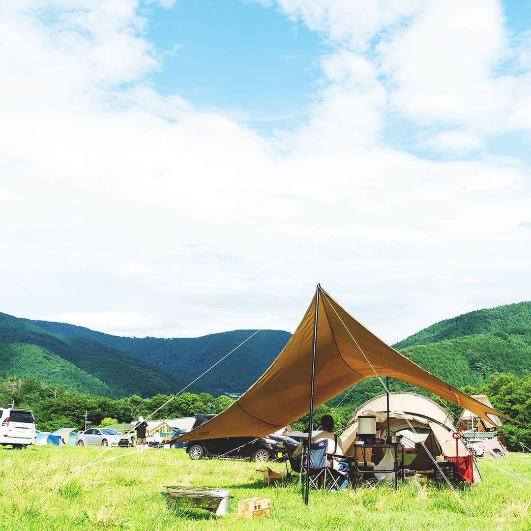 キャンプ情報サイト［ランタン］のインスタグラム：「CAMP SMILE STYLE ／ 広々とした高原キャンプはペットと一緒に！ お気に入りのテントを張って楽しむ ＼ いろんなキャンパーのキャンプスタイルを現地取材と一般キャンパーからの投稿で数多く掲載してます。 . . 詳しくは @lantern.camp webサイトをご覧ください . . #camp #camping #camplife #outdoor #travel #trip #lantern_smile #キャンプ #キャンプ用品 #アウトドア #テント #自然 #旅行 #キャンプ初心者 #キャンプ好きな人と繋がりたい #アウトドア好きな人と繋がりたい #camper #外遊び #キャンプスタイル #マキノ高原キャンプ場 #デュオキャンプ #デュオキャン #ペットとキャンプ #犬連れキャンプ #SABBATICAL #サバティカル #焚き火台 #手斧」