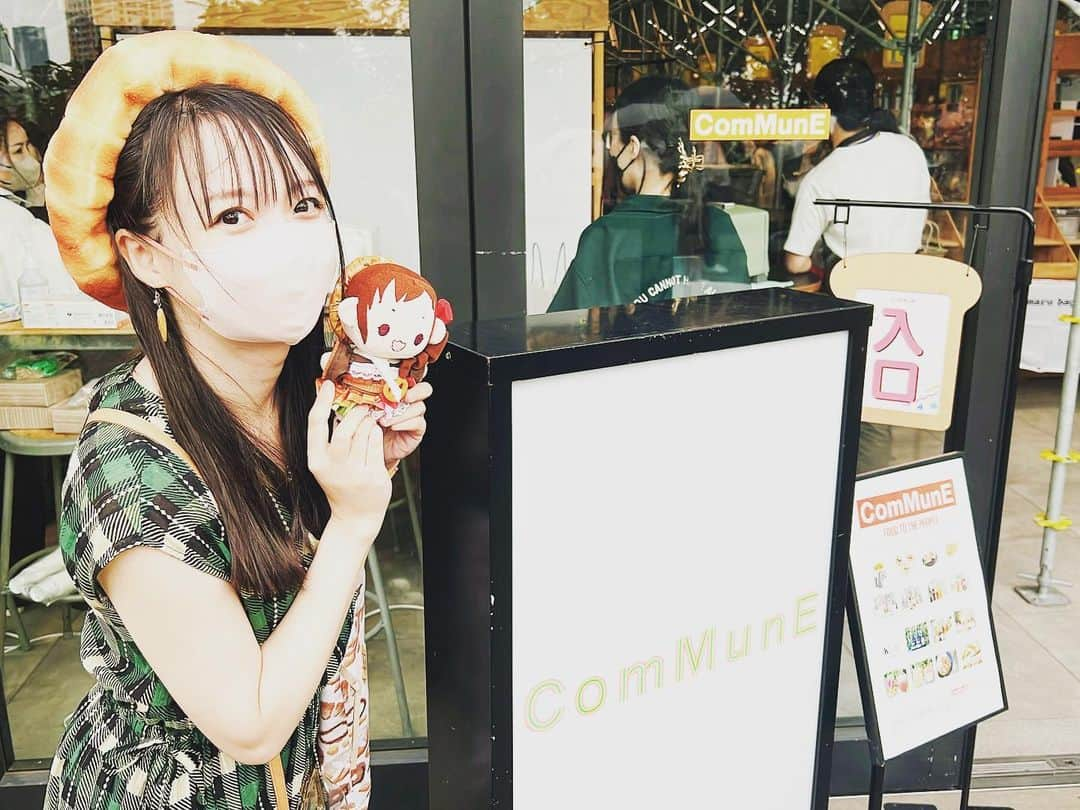 紗々のインスタグラム：「今日から渋谷PARCOで開催の #パンタスティック へ🍞✨  PARCOのオープンが11:00で、開店と同時に屋上へ向かったにも関わらず…！  店内に入れたのは13時すぎ。 更にお会計はまた外で並んで、パンを買うまで3時間半かかりましたヽ( ;´Д｀)ﾉ🥐  あんバターも売り切れ。  2台しかないレジが少なすぎるのと、入店できる人数が少ないのでなかなか大変でした。。  土日で行かれる予定の方は、待機列が屋外なので暑さ対策と、足元は楽な靴はマストで🙏  でもたくさんの美味しそうなパンに囲まれて幸せです(*´艸`*)🥐✨  抜歯後の親知らずがまだ痛いので、小さくちぎって戦利品のパンをいただきます🤭 (比較的柔らかいものを買いましたw)  まさかこんなに並ぶとは思わなくて、一緒に来てくれた友達に申し訳なく、感謝です🥲♡  マリベリさんのメロンパンベレー帽で、私の手作りのみちるちゃんも連れて行きました🥰🥐  #ぱぱぱぱーん #パンタスティック #渋谷parco #パンフェス #パンダフル #大原みちる #マリさんベーカリー #パン #パンまつり #papapapan #パン好き」