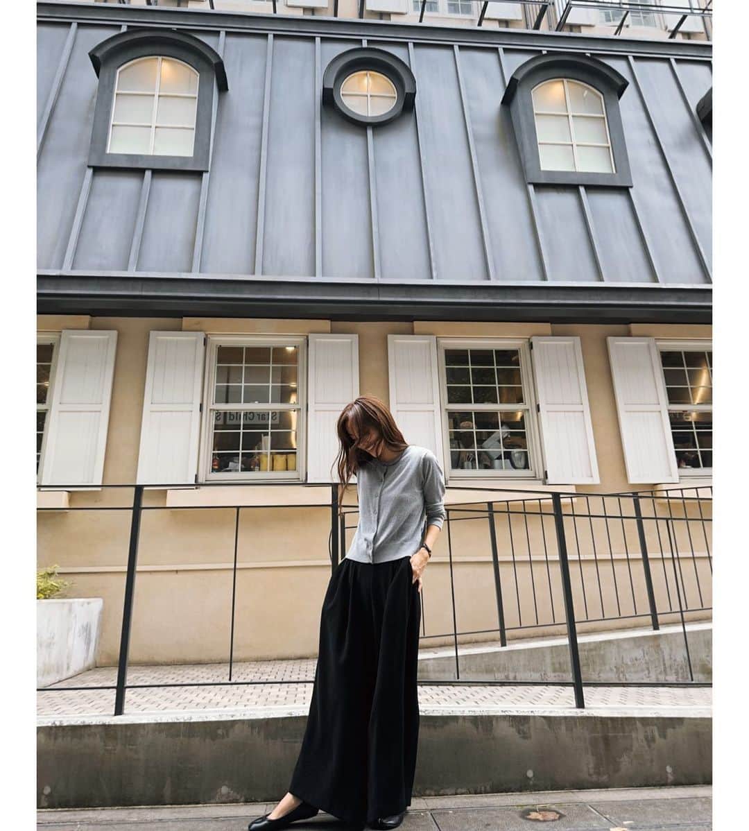 のインスタグラム：「dressy pants 少しずつ秋を取り入れたコーデにチェンジ🍂🤎  お店に入るとエアコンが寒く感じたり 夜はだいぶ涼しくなってきたね。 薄手のカーディガンがちょうど良かった日  tops  @h&m pants  @anne__jp  dressy pants  #秋コーデ#秋ファッション#カーディガン#パンツコーデ#パンツスタイル#pants #エイチアンドエム」