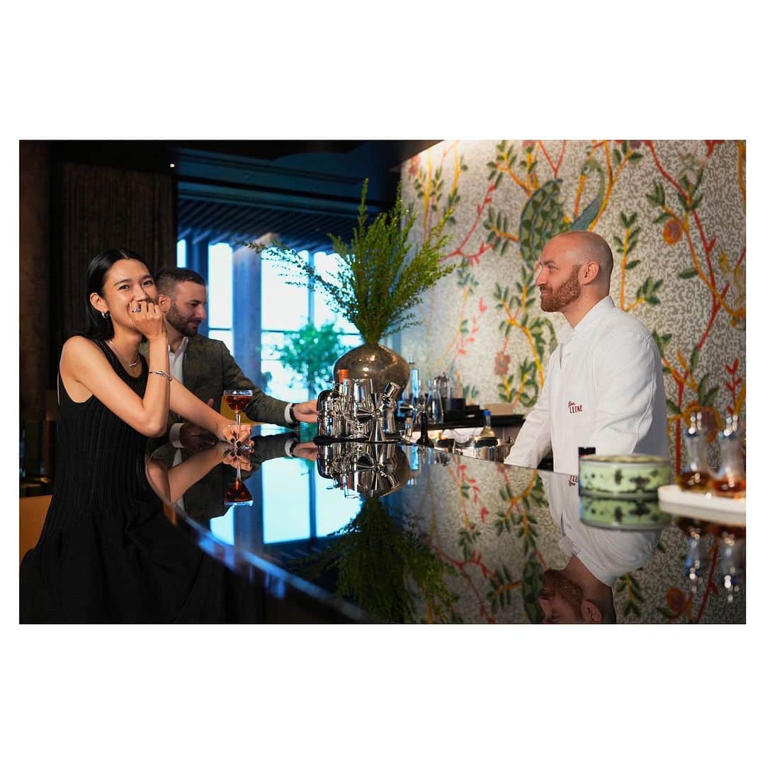 TAO（岡本多緒）さんのインスタグラム写真 - (TAO（岡本多緒）Instagram)「ブルガリ ホテル東京、45階 ブルガリ バーのカクテルイベント“シンポジア”に行ってきました。   🍸🍸🍸🍸🍸🍸  世界のトップバーテンダー、ロレンツォ・アンティノーリ氏が今回香港から来日。素敵なオリジナルカクテルを作って下さいました。  私が頂いたのはコルレオーネと名付けられたコーヒーベースのカクテル🍸美味でした🤤  こちらは9月21&22日限定だそうです、是非チェックしてみてください🥂  #BulgariHotelTokyo  #Bulgari  #bulgarisymposia #PR  @bulgari  @bulgarinikoromitotokyo  @bulgarihotels」9月22日 18時09分 - taookamoto