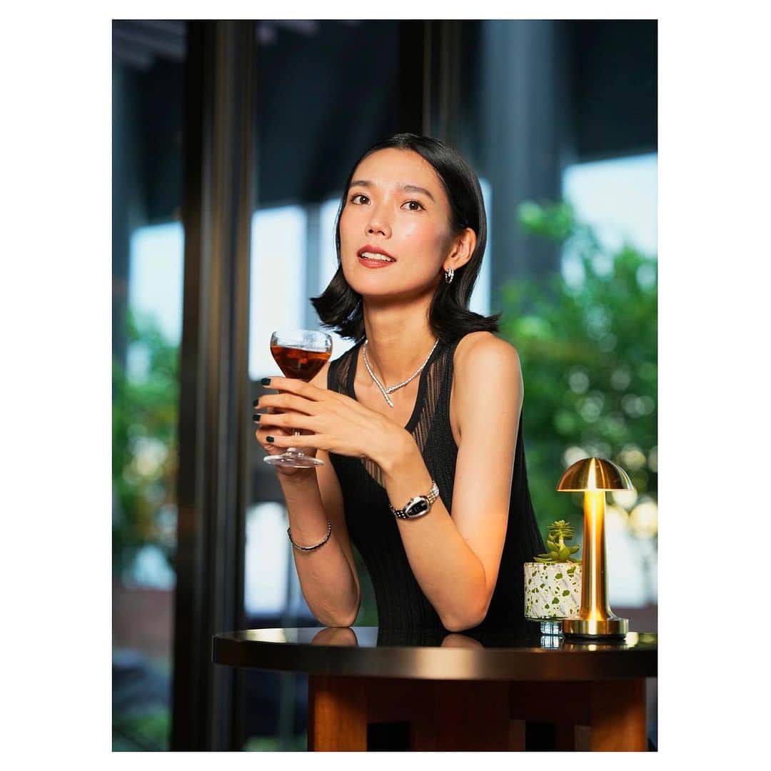 TAO（岡本多緒）のインスタグラム：「ブルガリ ホテル東京、45階 ブルガリ バーのカクテルイベント“シンポジア”に行ってきました。   🍸🍸🍸🍸🍸🍸  世界のトップバーテンダー、ロレンツォ・アンティノーリ氏が今回香港から来日。素敵なオリジナルカクテルを作って下さいました。  私が頂いたのはコルレオーネと名付けられたコーヒーベースのカクテル🍸美味でした🤤  こちらは9月21&22日限定だそうです、是非チェックしてみてください🥂  #BulgariHotelTokyo  #Bulgari  #bulgarisymposia #PR  @bulgari  @bulgarinikoromitotokyo  @bulgarihotels」