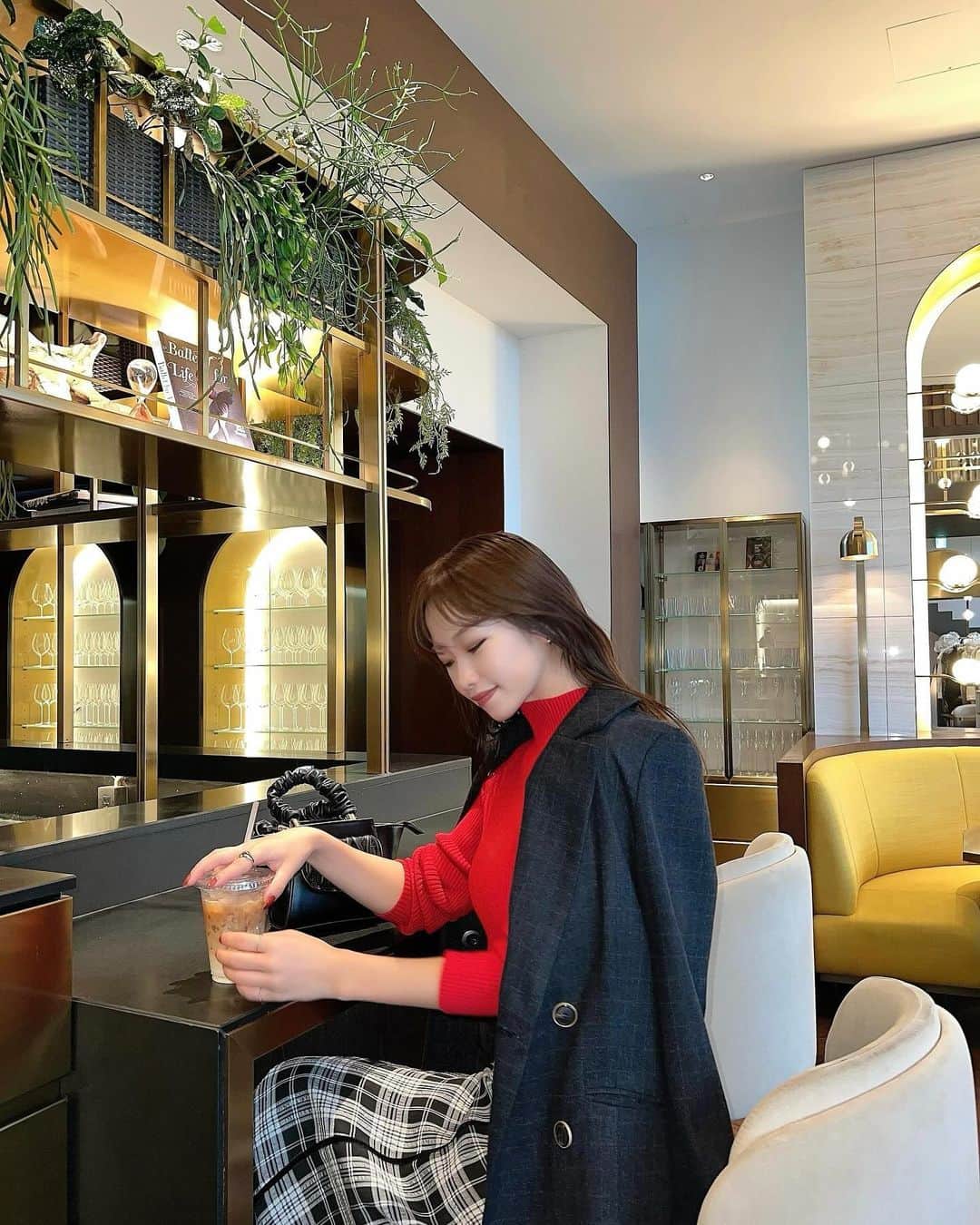 木田絵里香のインスタグラム：「. お天気悪い🐌 赤ニットかわいーなー🍅 . #秋コーデ#ジャケットコーデ」