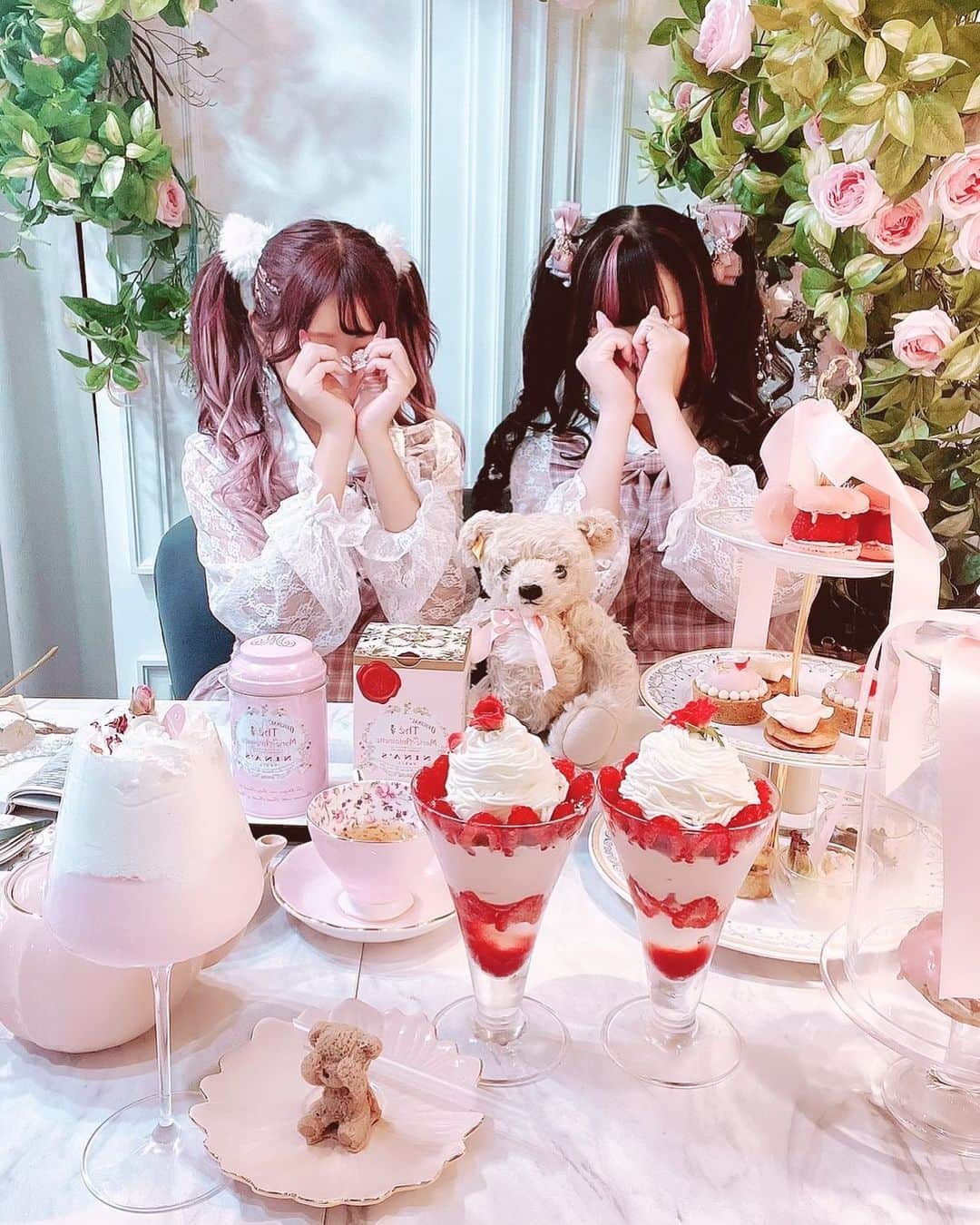 桜咲姫奈さんのインスタグラム写真 - (桜咲姫奈Instagram)「うのちゃんとデート‪°.꒰ঌ🤍‪໒꒱.°  ぷりめろふたごちゃんしたっ もぐもぐしながらおしゃべり たのちかった(⁎ᴗ͈ˬᴗ͈⁎)♡  いつも行きたいとこ 付き合ってくれて ありがとう🫶🤍🤍  #プリメロ #プリメロコーデ #marscoordinate #mars #PrincessMelody #LiLimPark #マーズ #マーズコーデ #ガーリーコーデ #地雷コーデ #量産型コーデ #地雷系女子 #地雷女 #地雷系 #量産型オタク #量産型 #量産型女子 #ガーリー #リボン #ジンジャーガーデン青山  #アフタヌーンティー」9月22日 18時11分 - himena_ousaki