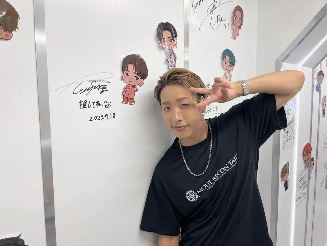 居酒屋えぐざいるPARKさんのインスタグラム写真 - (居酒屋えぐざいるPARKInstagram)「. 🏮9月18日(月・祝)来店情報🏮  * ・・・・・・・・・・・・・・・・・ *  THE RAMPAGEから 陣  * ・・・・・・・・・・・・・・・・・ *  会場に遊びに来てくれました👊🏽⚡️  乾杯からスタートし、 楽しいトークや質問コーナーなどをしていただきました🎤✨  なんと❗️ 今年の" 最長 " 登壇時間を更新🏮🎞️  Happinessな時間をありがとうございました🌈  何が起こるかわからない居酒屋えぐざいる🏮 是非ご来場をお待ちしております⤴⤴  * #居酒屋えぐざいる #居酒屋えぐざいる2023 #いざえぐ #THERAMPAGE #陣」9月22日 18時11分 - izakaya_exile