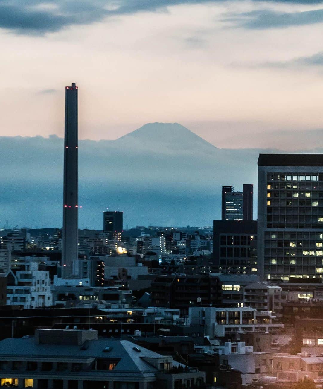 グランドハイアット東京のインスタグラム：「秋から冬にかけては遠くの景色が綺麗に見えることが多く、グランド ハイアット 東京からも天気が良い日には富士山🗻を望むことができます。  東京はスタイリッシュで刺激的であるばかりでなく、こうした自然の景色にふと出会うことができ、近代的な建物と自然のコントラストを楽しめるところに、もう一つの魅力があります✨  The autumn and winter months bring clearer skies, and with them clearer views of one of Japan's iconic sights. On a fine day, you can often see the mighty Mt Fuji peeking above the skyline from the comfort of your room at Grand Hyatt Tokyo. 🗻  Visit us throughout the colder months for a chance to admire Tokyo's awe-inspiring beauty, where modern urban scenery and Mother Nature majestically intertwine.   #グランドハイアット東京 #grandhyatttokyo #grandhyatt #hyatt #worldofhyatt #tokyo #roppongihills  #グランドハイアット東京 #grandhyatttokyo #grandhyatt #hyatt #worldofhyatt #tokyo #roppongihills #富士山 #mtfuji」