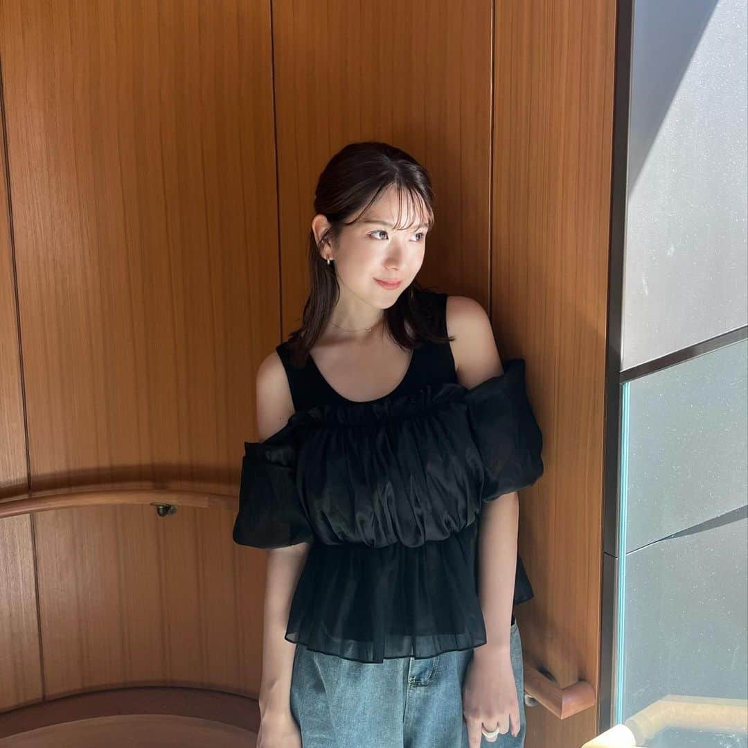 渡邉優のインスタグラム：「9月後半になってもまだまだ暑いね🥹 秋はいつ頃来るのやら🍂  秋冬の服がだんだん届いてきて早く着たい〜ってなってるよ🫣笑  ちなみにこちらは全身SHEINです🫣笑  #shein #ブラックコーデ #mardi #コーデ」