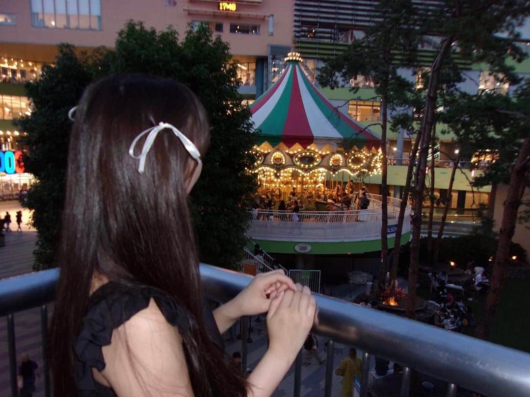 のインスタグラム：「夜の遊園地好き🎠🖤」