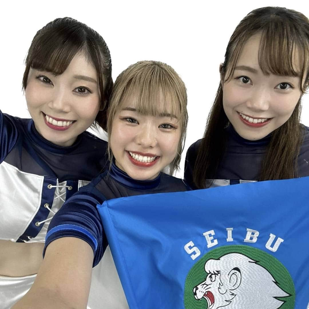 ブルーレジェンズのインスタグラム：「こんにちは！ルーキーのAihaです！💙 いつも沢山の応援ありがとうございます！  先日から私たちは、試合中にこのフラッグを使ってパフォーマンスをしています！ 球団旗が刺繍されていて凄くかっこいいです✨ 皆さんもゲットしましたか？？  私達と一緒にフラッグを振って応援していただけると嬉しいです❤️‍🔥  3枚目の写真はオフの日に中華街へ行った写真です🥡 パンダまん🐼が凄く可愛いので是非見てください✨ ちなみにすっごく美味しかったです😋💕  1枚目→いつも優しいNatsumiちゃんとMisatoちゃんと3人で📸 2枚目→仲良しな同期のYumariと📸 3枚目→中華街で可愛いパンダまんと🐼📸  残り少ないレギュラーシーズン、最後まで私達と一緒にライオンズにたくさんの青炎を送りましょう！！  #bluelegends #seibulions #埼玉西武ライオンズ」