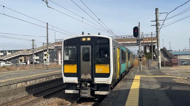 高山沙織さんのインスタグラム写真 - (高山沙織Instagram)「【最長片道切符の旅　振り返り♯16】こんにちはアンドロイドのお姉さんです。 私はただいま栃木県の宇都宮に来ております。 今日も今日とて最長片道切符の旅をやっていきます。   ルート的には宇都宮からぐーっと北上し、県境を越えて再び東北・福島県に。  路線図ももう使わないと思ってた東北バージョンを引っ張り出しました。  1週間前に滞在していた福島県の郡山のお隣・安積永盛駅へゆき、そこからは水郡線に乗り換えぐーっと南下していきます。そして茨城県の水戸を目指します。   今日は早起き、6時57分発の東北本線普通列車で黒磯に向かっていきます。  この東北本線の区間は東北新幹線と並行する区間で、途中の新白河までは最長片道切符のルール的にどちらに乗っても良かったのですが、 早く行ってもその先の接続で乗り換え時間 がかかるから今回は普通列車でのんびり行くことに決めました。  基本的に使えれば新幹線とか特急乗りたい派なんですが、たまにはのんびり節約ですね。  というわけで約50分で黒磯駅に到着。  ここで常磐線でおなじみE531系の列車に乗り換えます。  奥の方に山が見えて車窓が美しいですね。 そして列車は福島県に入ってきました。  黒磯から約25分で新白河駅に到着。 新白河駅は新幹線も通る大きな駅なのですが、在来線には自動改札機はなく有人改札のみでした。 ここで30分ほど待ちまして再び在来線に乗り換えます。  次に乗る列車は8時42分の福島行き。 福島は一度通ったので、途中駅の安積永盛駅まで向かいます。    安積永盛駅から水郡線に乗り換えるのですが、まさかの最長片道キッパーと遭遇 。  同じクレイジーなチャレンジをしている人に初めて出会いました。  水郡線で水戸駅まで3時間17分かかります 。 停車駅は39駅。  長い。。。 でも快速も特急もないので普通列車で行くしかないのです。  途中、日本三代名爆の一つでもある”袋田の滝”の最寄り駅、袋田駅も通過します。  そんなに素晴らしいなら滝見てみたいですね。 さて、水戸駅に着く頃にはちょうどお昼時なので水戸で食べられる名産グルメを検索していたらなんと「令和納豆」がヒット！！   オープン当初からネット界隈をざわつかせた伝説のお店ですよね。  食べログで口コミ1.74って初めて見た数字。 もう閉店したという噂でしたが……。  水郡線に3時間以上乗りっぱなしでようやく水戸駅に到着しました。   出会った最長片道キッパーの男の子に水戸駅周辺で納豆ご飯でも一緒に食べないかと誘ったのですが、これからの工程がキツキツらしく彼とはここでお別れ。   私は一人で納豆を食べに行くことにします。 水戸駅の南口には 納豆の像がありました。 納豆のつぶつぶ感がよく再現されています。   駅から3分ほど歩いたところにある居酒屋「てんまさ」さんで納豆料理を満喫できる納豆御膳を注文。   納豆オムレツにマグロ納豆、納豆と大葉のはさみ揚げ、納豆のお味噌汁そしてシラス納豆もう納豆のオールスターですね。  こんなに納豆ばっかり食べることは今までなかったですが、さすが水戸納豆！いやな臭さは感じらず美味しかったです。 お腹いっぱいになったところで駅に戻ります。 ここからは常磐線特急ときわに乗ってビューンと千葉県の柏駅まで進んでいきます。  寝ていたら柏駅に到着していました。今日朝早かっ たですからね。  さて、ここからはほとんど東京ということで乗り換えが多く、人が多いのでカメラあんまり回せませんでした……。  ここからは怒涛の乗り換え。 柏駅から常磐線の普通列車に乗り換えます 。 8分で新松戸駅に到着。次は武蔵野線に乗り換えまして、約30分乗車して南浦和へ。 南浦和から京浜東北線に乗り換えまして12分で赤羽駅に到着。 やはり都心は列車の本数が多いので待ち時間なんてほとんどありません。 次は埼京線で池袋まで。 池袋駅では山手線に乗車します。 親の顔より見た山手線外回りで9分で到着したのは田端駅 。 京浜東北線に乗り換え12分で秋葉原。 この細かい乗り換えでも 結構時間かかりますね 。  ここで一旦休憩。 秋葉原駅総武線にあるミルクスタンドでは全国の牛乳が置いてあり、電車の待ち時間に珍しい牛乳が飲めます。  続いて総武線で6分、錦糸町駅にやってきました。 ホームからはスカイツリー見えます。 やっと東京に来たって感じですね。 ここから総武線快速に乗り込み千葉駅を目指します。  課金して普通列車グリーン席とりました。この時間だと絶対座れないからね    本当は東京で宿泊しても良かったのですが、ホテルの高騰がえぐすぎてもう庶民には手が出せない程で……。千葉の方が幾分マシだったので千葉駅まで向かうことに 。  気づけばもうすっかり夜です。車窓から見える景色がやはり都会的ですね。  ついに千葉駅に到着 今日はここで旅を終えます。今回も見てくださってありがとう ございます次の投稿でお会いしましょう 夜ご飯は大好物の蒙古タンメンを食べました。」9月22日 18時25分 - saotvos