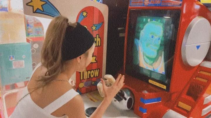 根本弥生のインスタグラム：「🎮  レトロなゲームって 楽しいなと思った1日…🐈  腕曲がっちゃいけない方に 曲がりそうになったけど（笑）  .」