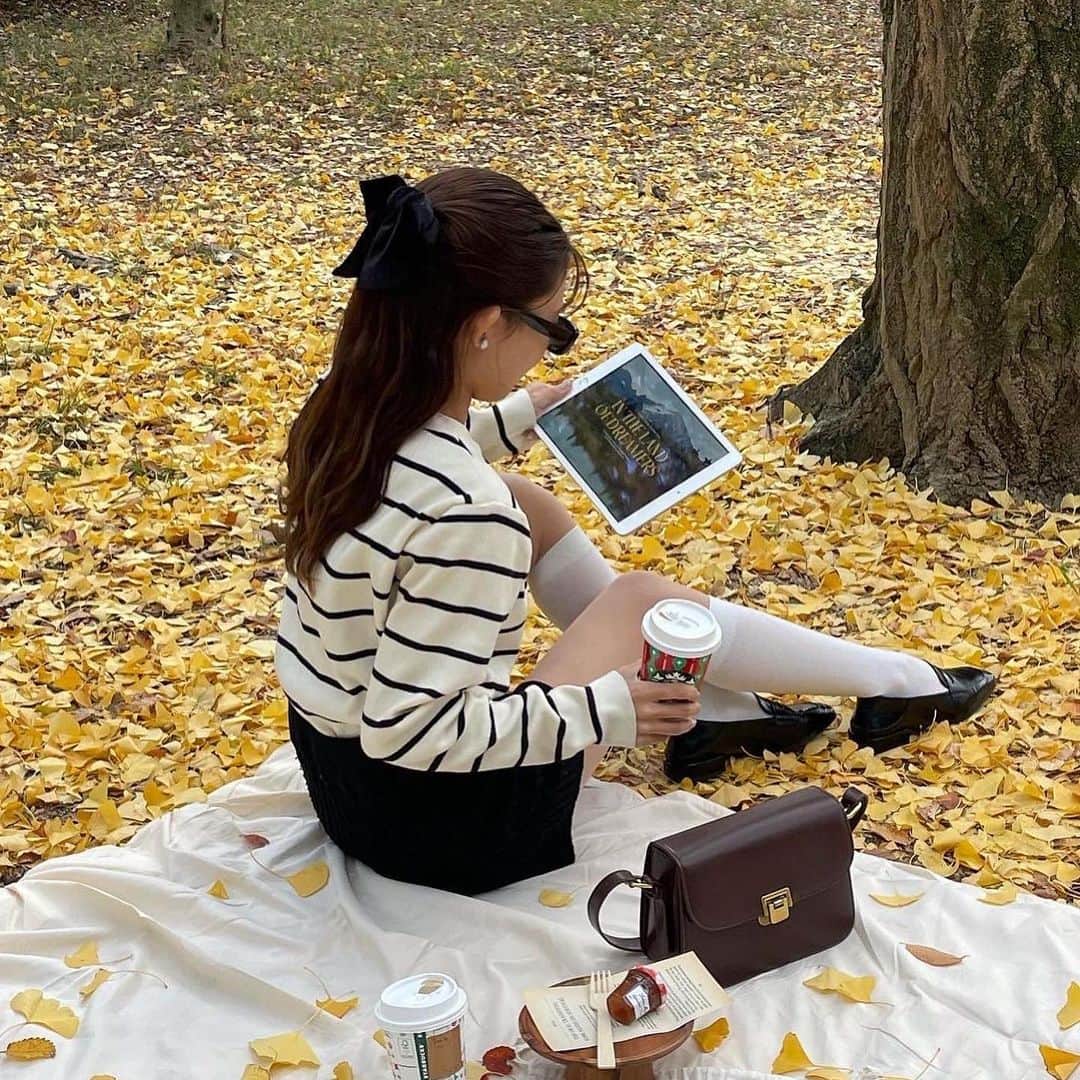 R i R y (リリー)さんのインスタグラム写真 - (R i R y (リリー)Instagram)「『秋ピクニックの可愛い飾り方🍁』  秋に撮りたい可愛いピクニックフォト🧺 ぜひ真似して撮影してみてね🌿  ✴︎---------------✴︎---------------✴︎  ▶️▶️掲載する写真を募集中📸 カワイイ写真が撮れたら、@velle.jp をタグ付けするか、ハッシュタグ #velle_jp をつけて投稿してみてね✨velle編集部と一緒にカワイイで溢れるvelleを創っていこう😚  ✴︎---------------✴︎---------------✴︎  #ピクニック#秋ピクニック#秋服#秋服コーデ#淡色コーデ#淡色女子」9月22日 18時20分 - velle.jp
