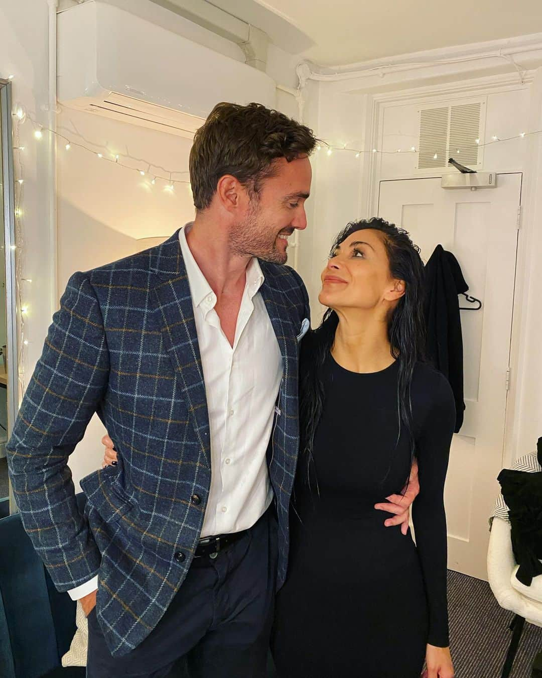 トム・エバンスのインスタグラム：「Just Wow!!.. I saw @sunsetblvdmusical last night and I was completely blown away. @nicolescherzinger your performance was truly MESMERISING and the rest of the cast are so TALENTED! I've never seen anything like it before and if you haven't yet booked tickets then you absolutely need to! @jamielloyd You have nailed it sir 👏🏼❤️🔥」