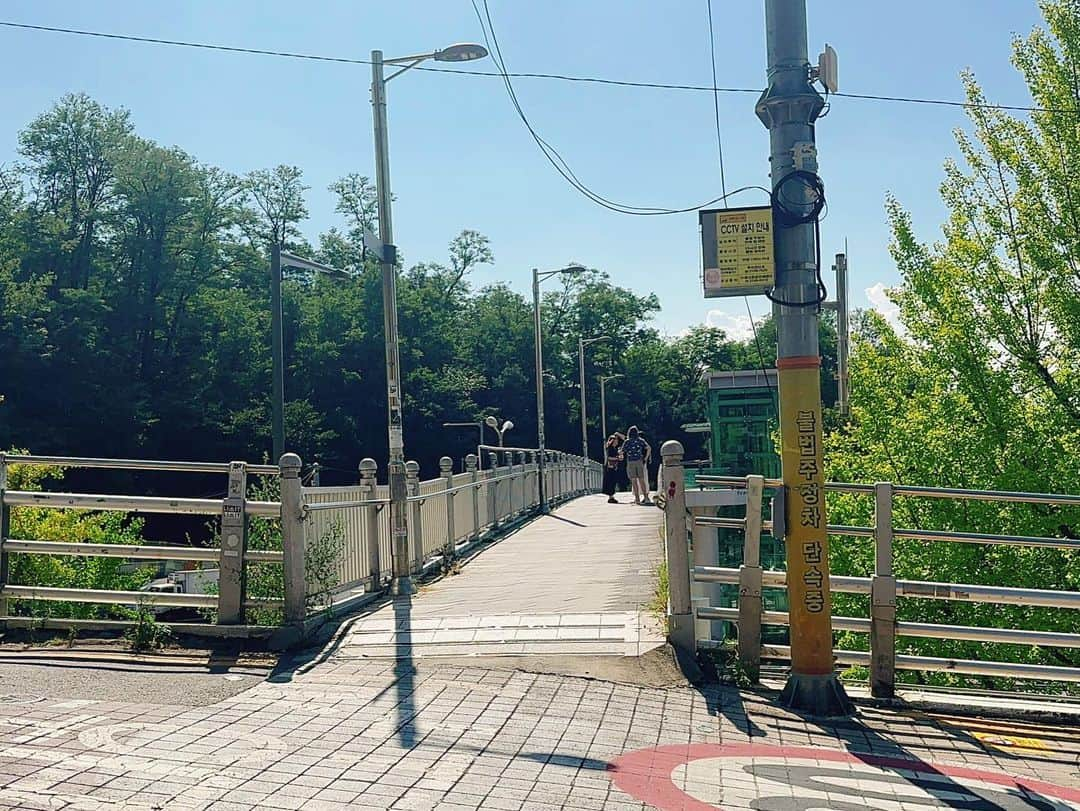 とぎもちさんのインスタグラム写真 - (とぎもちInstagram)「. 【梨泰院 🇰🇷 이태원】  梨泰院クラスの有名なロケ地 ノクサピョンの橋！  セロイがソウルタワーを眺めてた場所🫣✨  同じポーズで撮ってみた😍  皆さんも#seouledition23 ハッシュタグで自分だけのソウルエディションを共有してみてはどうでしょう？💓  参加期間は9/30までです！  #seouledition23 #梨泰院 #イテウォン #ノクサピョン #韓国 #韓国旅行  #seoul #visitseoul #seoulmysoul  #梨泰院クラス #梨泰院クラスロケ地 #とぎもち #とぎもち梨泰院クラス #とぎもち梨泰院クラスロケ地 #とぎもち梨泰院 #とぎもちノクサピョン」9月22日 18時21分 - togistagram