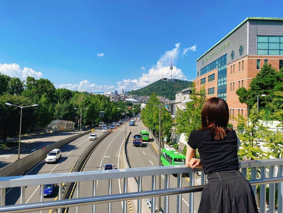 とぎもちさんのインスタグラム写真 - (とぎもちInstagram)「. 【梨泰院 🇰🇷 이태원】  梨泰院クラスの有名なロケ地 ノクサピョンの橋！  セロイがソウルタワーを眺めてた場所🫣✨  同じポーズで撮ってみた😍  皆さんも#seouledition23 ハッシュタグで自分だけのソウルエディションを共有してみてはどうでしょう？💓  参加期間は9/30までです！  #seouledition23 #梨泰院 #イテウォン #ノクサピョン #韓国 #韓国旅行  #seoul #visitseoul #seoulmysoul  #梨泰院クラス #梨泰院クラスロケ地 #とぎもち #とぎもち梨泰院クラス #とぎもち梨泰院クラスロケ地 #とぎもち梨泰院 #とぎもちノクサピョン」9月22日 18時21分 - togistagram