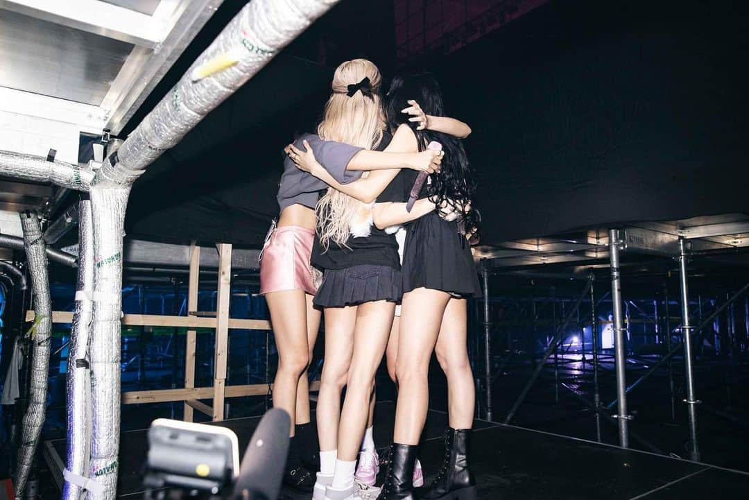 ジェニーさんのインスタグラム写真 - (ジェニーInstagram)「BORN PINK TOUR FINALE IN SEOUL .  This marks the end of our year long world tour! It was a long journey with 66 shows, but so glad to have made so many special memories with BLINKs all around the world❣️Thank you to everyone who worked so hard to make this tour possible and finally to my members, we did it!!! 💌」9月22日 18時21分 - jennierubyjane