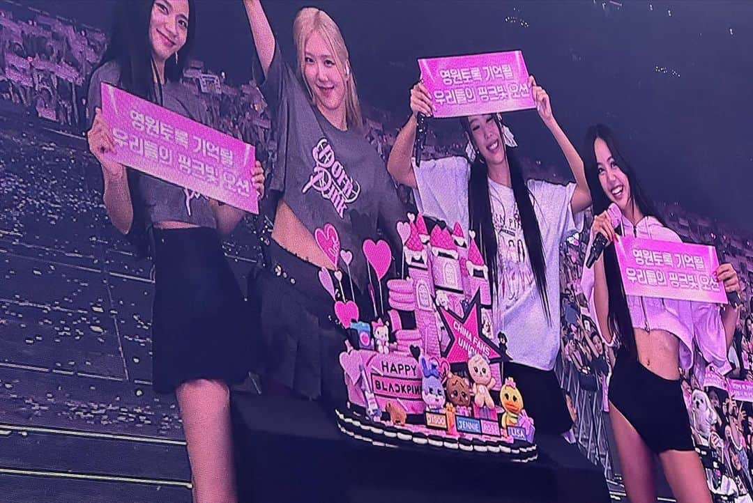 ジェニーさんのインスタグラム写真 - (ジェニーInstagram)「BORN PINK TOUR FINALE IN SEOUL .  This marks the end of our year long world tour! It was a long journey with 66 shows, but so glad to have made so many special memories with BLINKs all around the world❣️Thank you to everyone who worked so hard to make this tour possible and finally to my members, we did it!!! 💌」9月22日 18時21分 - jennierubyjane