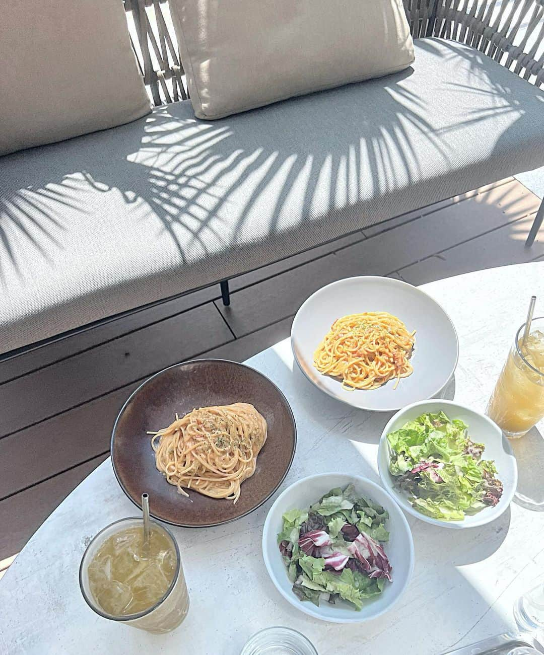 橘リンのインスタグラム：「ｌｕｎｃｈ　🍽️  ウニパスタ美味しかったし 雰囲気も良いお店で 会話も弾んで楽しすぎる時間だった♡  @sayaka__isd ありがとう〜💋 またすぐ会えるのも嬉し😙  マタニティ期間はワンピースばっかり🌱 この日は @grl_official のスカートで ウエストゴムで楽ちん👏 TOPSは @ambientofficial だよ🪞  #ランチ #マタニティ#マタニティコーデ #グレイル #grl #大名ガーデンシティ#福岡ランチ #大名ランチ」