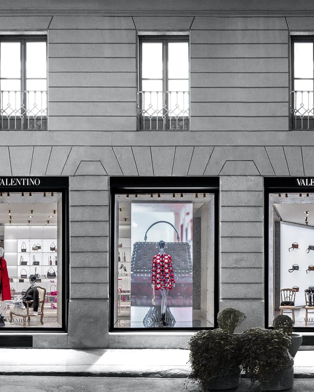 のインスタグラム：「At the Maison's Montenapoleone boutique in Milan, formalwear finds its contemporary interpretation through #ValentinoBlackTie  Delve into the full campaign starring @kaiagerber and shop the collection now through the link in bio.」