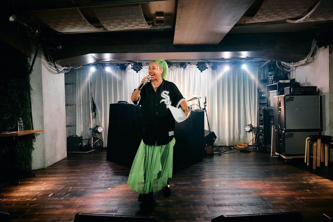 ルナのインスタグラム：「学校じゃ学べない @cyzo_mag presents 「夜ゼミ」Vol.1 ありがとうございました‼️ ライブとトークセッションって有りそうで無かったEVENT✨ ⁡ それぞれのライブパフォーマンスから世界観を感じ形式まったインタビューではないラッパーの“人となり”に迫っていくトーク🚨 ⁡ 3枚目 あんなに踏ん反り変えるMCは私だけでしょうよw ⁡ 5枚目 あんなにguestさんを疑うMCは私だけでしょうよw  Photo by @takuyainoue___ 🙏 ⁡ 来月も是非お待ちしてます🫡 #サイゾー #夜ゼミ #hiphop」