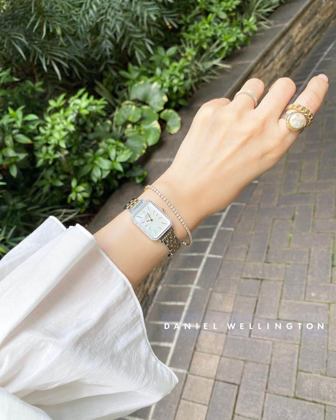 マナさんのインスタグラム写真 - (マナInstagram)「. new watch & bracelet   最近この組み合わせが好きで 毎日つけてる♡ そしてキラキラで可愛いからついつい手元を見ちゃう⌚️  @danielwellington  🏷️ QUADRO LUMINE BEZEL 5-LINK TWO-TONE MOP 🏷️ CLASSIC TENNIS BRACELET / ROSE GOLD  アクセサリーをつける時の合わせのコツを聞かれたりするんだけど やっぱりカラーを統一するのが大事で この時計みたいに、ゴールドもシルーもmixされているアイテムは どちらのカラーでもいけるから とーっても重宝する💎  12周年を迎えた @danielwellington 👏🏻 15％offになるクーポンコードを 作っていただきました✨ ↓ anmi23fw  (2023年11月5日まで) ストーリーに公式サイトのリンク貼っておきます☺︎ . . . . . #ダニエルウェリントン #DW12周年　　　#dwturns12 #dwbezel #fw2023 #YESDW #腕時計 #ジュエリーウォッチ #wristwatch #jewelrywatch #accessory #プレゼント #贈り物」9月22日 18時34分 - ma_anmi