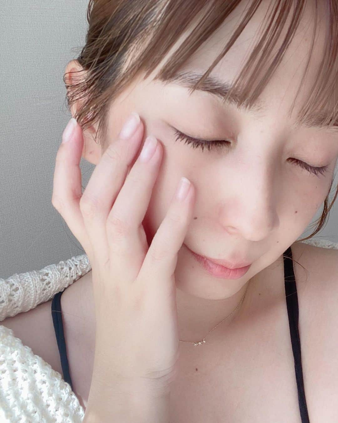 ayuさんのインスタグラム写真 - (ayuInstagram)「.⁡⁡ 最近毛穴ケアの商品に目がいきがちで常にセンサー張ってる私です🪄⁡⁡ たくさん試してきた中でもお気に入りの一つ、DROAS クレイクリアウォッシュ🫧⁡⁡ @droas_official⁡⁡ ３種の泥(*1)配合で毛穴の皮脂汚れや古い角質を吸着洗浄し、ミネラルを豊富に含む温泉水(*2)を配合した濃密泡処方で、うるおいを残したまま角栓リセットが叶う商品 です🧼✨⁡⁡ 見ての通りもっちもちの弾力泡！！！！！⁡⁡ 洗顔後もつっぱりにくく肌触りもいい感じなのでとても気に入ってます♡⁡⁡ 優しい香りが広がります〜🌷⁡⁡ .⁡⁡ *1 タナクラクレイ、モロッコ溶岩クレイ、ベントナイト(全て吸着成分)⁡ *2 温泉水(保湿成分🧸)⁡ .⁡ #PR #DROAS#洗顔#スキンケア#ドロアス」9月22日 18時34分 - memeyuyu