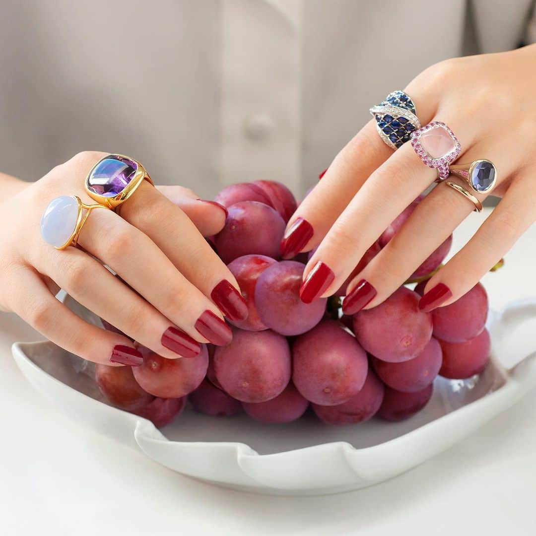 さんのインスタグラム写真 - (Instagram)「Metallic or Gemmy？💍  スカルプチュアルなゴールドリングや たわわに実った秋の果実を思わせるカラーストーン🍇 秋の手元を印象的に彩るステートメントリングたち💍 1本で全身のオーラが変わる主役リングで 夏疲れを吹き飛ばして👊  （写真1枚目左から）  ◇ Cartier ヌーヴェルヴァーグ リング  ¥348,000 (⭐︎)  ◇ Cartier リング  ¥399,800 =Sold=  ◇ Cartier ジュトン リング  ¥368,000 (⭐︎)  ◇ Cartier トリニティ リング  ¥138,000 (⭐︎)  （写真2枚目左から）  ◇ K18 ブルーカルセドニー リング  ¥58,000 (⭐︎)  ◇ K18 アメシスト リング  ¥220,000  ◇ K18WG サファイア ダイヤモンド リング  ¥248,000（サファイア 3.55ct）  ◇K18WG ローズクォーツ ピンクサファイア リング  ¥99,800 (⭐︎)  ◇ホアキンべラオ アイオライト リング  ¥108,000 (⭐︎)  《ブランドリユースはすべて正規品保証しております》  (⭐︎)の商品はAlagin Online Shopでご購入いただけます。  ✴︎ For International Customers ✴︎  Please feel free to DM if you are interested in buying any of items posted in our feed. We are happy to help you.  +‥‥‥‥‥‥‥‥‥‥‥‥‥‥‥‥‥‥‥‥‥‥‥‥‥‥+  　　　　＼最大1万円 OFF 💍／   オンラインショップ THANKS COUPON   +‥‥‥‥‥‥‥‥‥‥‥‥‥‥‥‥‥‥‥‥‥‥‥‥‥‥+  今Alagin Online Shopでお買い物をされたお客様にその場で使える割引クーポンをプレゼント🎁   ◎ご購入金額  　3万円〜10万円未満▷ 3000円OFF   ◎ご購入金額  　10万円〜30万円未満▷ 5000円OFF  ◎ご購入金額  　30万円〜▷ 10000円OFF  【Alagin Online Shop限定クーポンです】  ＋─＋─＋─＋─＋─＋─＋─＋─＋─＋─＋─＋─  ◇ Alagin Online Shop ◇  https://alag-in.jp/  プロフィールリンク🔗 Alagin Online Shop  Alagin  Tel.  03-3836-3926 (GALA JEWELRY おかちまち本店1F)   ＋─＋─＋─＋─＋─＋─＋─＋─＋─＋─＋─＋─  ・ ・ ・ ・ #ブランドジュエリー #used #リユース #ブランドリユース #Cartier #カルティエ #カルティエリング #cartierring #カルティエリング #ご褒美ジュエリー #ジュエリー好きな人と繋がりたい #ジュエリー好きさんと繋がりたい #お守りジュエリー #GALA #ガラ #alagin #joaquinberao #手元コーデ #ジュエリーコーディネート」9月22日 18時34分 - gala_okachimachi