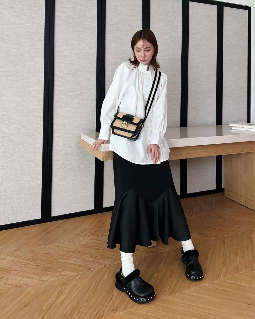 謝琦琦（Kiki）のインスタグラム：「衣櫃的顏色越來越少 可以挑戰一整個月都是黑白穿搭了  Bag/ @longchamp」