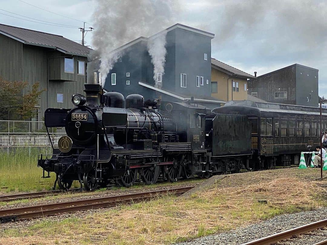 前原誠司のインスタグラム：「18年ぶりに豊肥線を走った「あそボーイ」。宮地駅で折り返しです。門デフとスポーク動輪が、たまりません。（誠）」