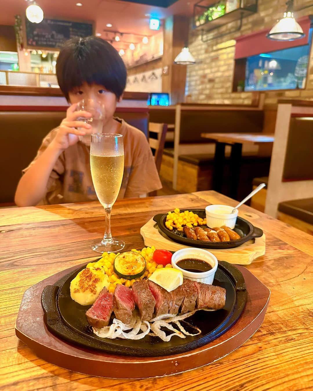 中道あすかさんのインスタグラム写真 - (中道あすかInstagram)「＼＼#小田急線グルメ 😋🥂／／ フラっと#Dinner デート♡ 超絶、お肉が美味しいお店だった♡ . . レアの焼き加減が、 ベストでペロリ😋🤎🤎 . 美味しいお肉と 大好きなスパークリングワインで🥂、 至福の時間😌♡ . . ガーリックをつけて食べる #チョリソー も、 お酒がすすむ〜♡🍾 . . ちなみに、ここ、 #相模大野 駅から徒歩１～２分の 『#ボンボネーラリコ 』 @bombonera_rico  . . . 相模大野駅って、はじめて降りたけど、 駅ビルとかも大きくて、 飲食店もすごく多くて . . こんな楽しそうな街だったのか～！！と ビックリしました♡ . . 駅ビルの中に、 #ユニクロ と#ＧＵ の 複合店？みたいなのあったから、 . ちょっと覗くつもりが、 まとめ買いしてしまった😂ｗ . . #神奈川県 在住といっても 今までＪＲ沿いの駅か 海沿いばっかり行ってしまって、 . 小田急沿いは まだまだ未開拓でした！💦 . . これからもっと 開拓していきたいと思った日😌❤️ . .  『ボンボネーラリコ』も、 美味しかったから また行こう～っと！😋💕 . . . 📎投稿保存がオススメ✍️  『ボンボネーラリコ』 @bombonera_rico   📍相模大野駅 東口から徒歩１～２分  ⏰17:30〜24:00(L.O.23:00) 📅定休日 月曜日 ☎️050-5486-8765  🏠神奈川県相模原市南区相模大野8-6-16 スカイビル2F-A . . . 《30代ママ＆小学生息子の日々の暮らし☕✨》 フォロー喜びます🌟 (@asuroom ) . . . #PR #ボンボネーラリコ  #相模大野駅 #相模大野グルメ #肉グルメ #お肉好きと繋がりたい #ワイン好きな人とつながりたい #ステーキ#記念日ディナー #誕生日ディナー #相模大野グルメ #神奈川グルメ #小田急線グルメ #美味しいお店 #ディナーデート #ジーユー #uniqlo」9月22日 18時27分 - asuroom