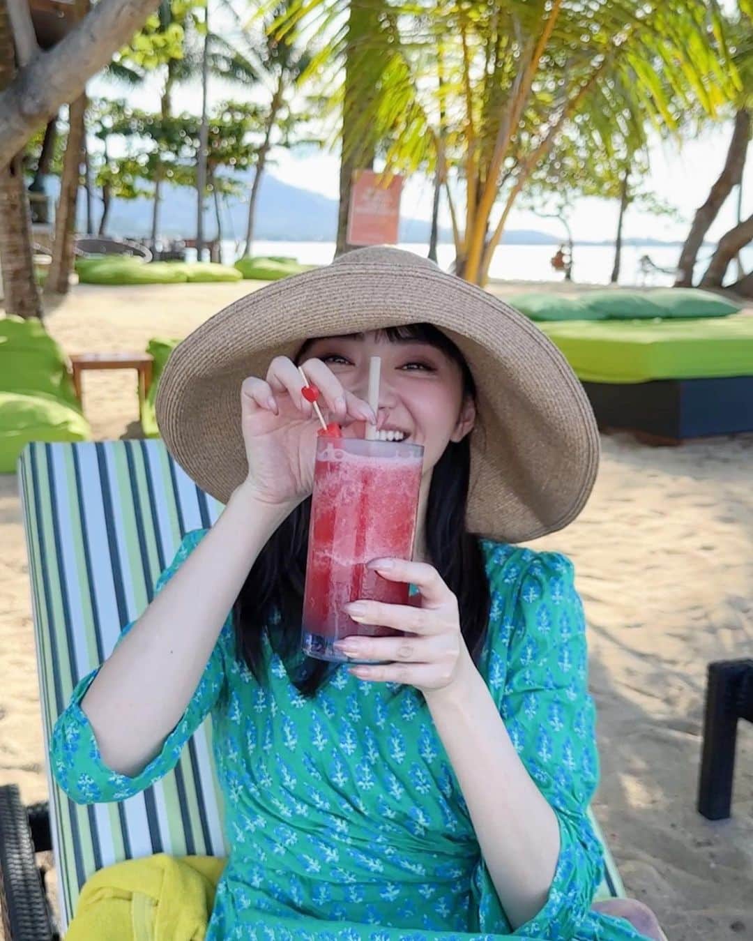 柳橋唯のインスタグラム：「タイのサムイ島に来ています。 当たり前のように英語で話しかけられますが、英語が話せない私はとても苦戦しています。  とはいえ、タイ語も話せないので初日から色々詰んでます。  現場からは以上です。  #だいたい雰囲気で乗り越えてる #英語話せなくてもなんとかなる  ワンピース @pasand_by_nequittezpas  帽子は楽天で買った」