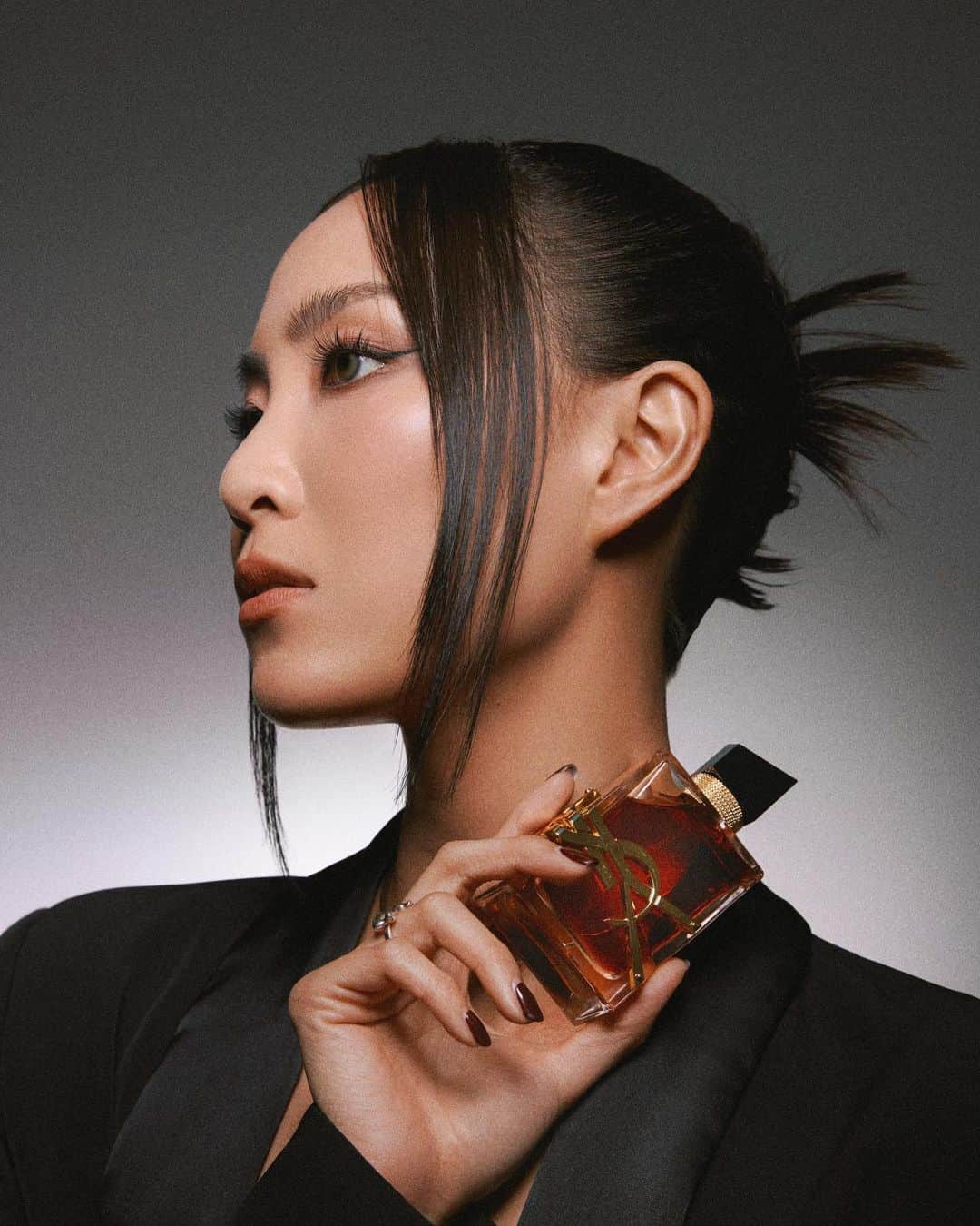 ソニアのインスタグラム：「Freedom waits for no one 🔥 Choose to live life by your own rules, because experiencing freedom to me - is the ultimate form of luxury. LIBRE LE PARFUM.   @yslbeauty #YSLbeautySG #LIBRE」