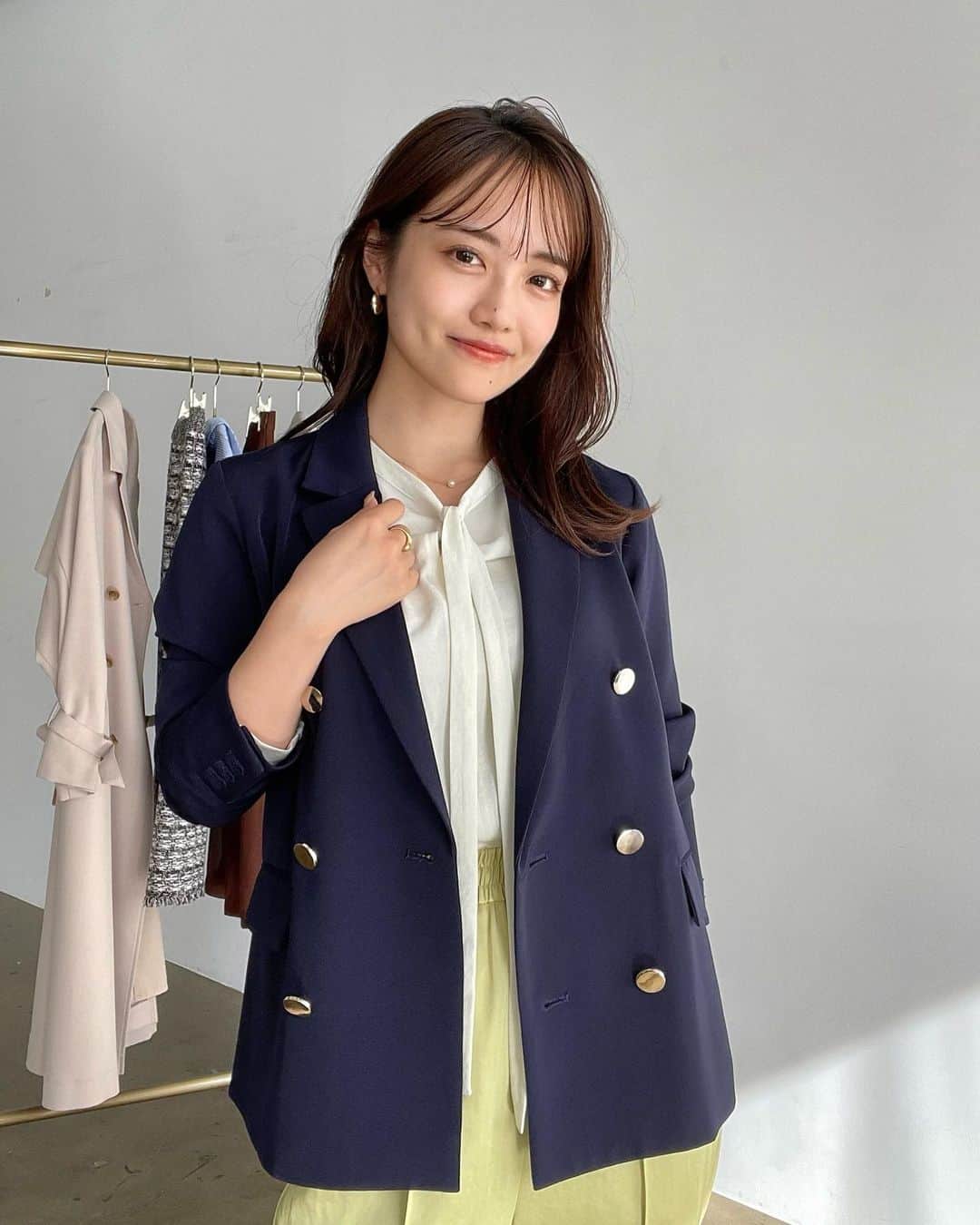 岩本千波のインスタグラム：「149cmの小柄オフィスカジュアルスタイル♡  この前のリール見てもらえたかな？♡♡ 小柄さんが悩みがちなオフィスカジュアルコーデを5コーデ組んでみました！ なかなか丈感の合う綺麗めパンツやジャケットを見つけるのって難しいと思うんだけど、 COHINAのアイテムなら本当にお直しいらずでぴったりなの！！  オフィスカジュアルスタイルって、 仕事できそう！とかカチッとしてる！ってイメージがサイズ感でかなり決まると思うので、 悩んでる方はぜひぜひ参考にしてね😊😊🤍🤍  #オフィスカジュアル #オフィスコーデ #オフィスカジュアルコーデ #通勤服 #通勤コーデ #綺麗めコーデ #綺麗めカジュアル #きれいめカジュアル #きれいめコーデ #149cmコーデ #低身長コーデ #ジャケットコーデ #紺ブレ #パンツスタイル」