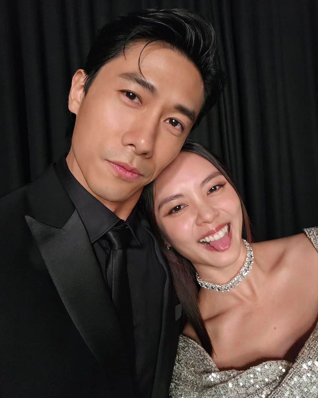 デスモンド・タンのインスタグラム：「你真美～ 你笑起来太完美～ 🎶  我们单纯的恋情，你们喜欢吗? Tell me what's your favourite scene so far. 😉   First 5 episodes are on @mewatch.mediacorp. Binge-watch "All That Glitters" this weekend!  #AllThatGlitters #mediacorpAllThatGlitters #金色大道 @mewatch.mediacorp #林木森 #六木」