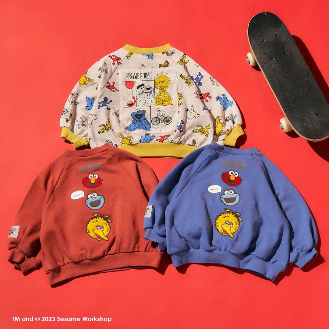 エフオーオンラインストア 子供服さんのインスタグラム写真 - (エフオーオンラインストア 子供服Instagram)「【apres les cours  セサミストリート 】WEB限定商品が登場⭐ ＜9/27(水) お昼12：00～販売スタート！＞  WEB限定の『セサミストリート』アイテムがついに登場♪ カラフルでポップなアイテムなのでとっても元気なイメージに✨  エルモやクッキーモンスターになりきれる パーカーやボディースーツはとってもかわいく テーマパークのおでかけなどにも着たくなっちゃいます♪  きょうだいおそろいコーデで可愛さ倍増です♡  帽子や靴下など雑貨と合わせて 秋のおでかけを楽しんでください♪  ======================= 商品詳細や価格は ショッピングタグからご覧いただけます★ =======================  #セサミストリート #エルモ #クッキーモンスター  #foonline #apreslescours #アプレレクール #子供服 #こどもふく #ベビー服 #キッズ服 #キッズコーデ #女の子コーデ #おしゃれキッズ #おしゃれキッズと繋がりたい #リンクコーデ #キッズ秋コーデ #キッズ秋服」9月22日 18時32分 - foonline