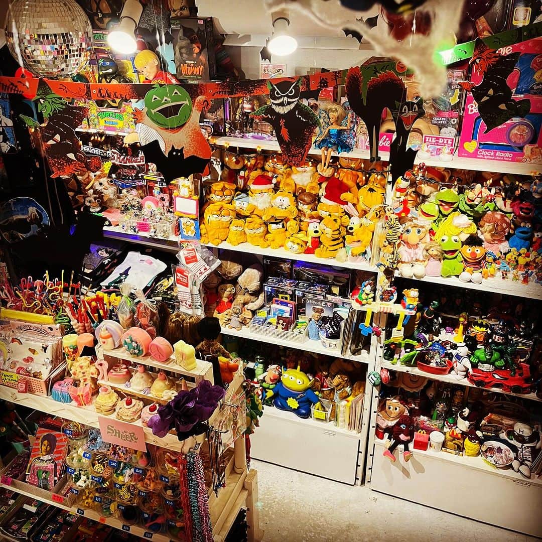 おもちゃやSPIRALのインスタグラム：「今年もHalloween Displayにしました🎃💜✨  これからいろいろ増やしていくので是非遊びに来てください👻」