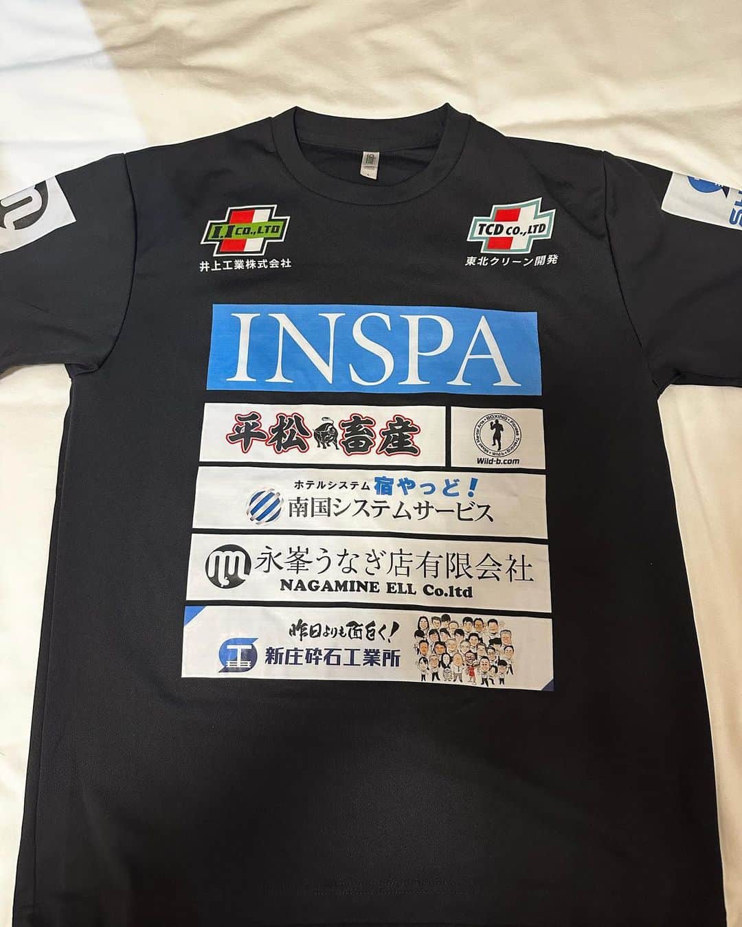 岡澤セオンのインスタグラム：「今年度のTシャツを紹介させて下さい！ 支えて下さるスポンサー様のお陰で大好きなボクシングが思いっきりできています。  応援して下さる方々に最高の姿を見せる、応援して下さる方々と一緒に最高の景色を見る！  いつも本当にありがとうございます❤️‍🔥  ・株式会社INSPA 様 (@inspagram_yokohama ) ・井上工業株式会社 様 ・東北クリーン開発株式会社 様 ・株式会社ひらまつ 様 (@hiramatsutikusan @yakiniku_hiramatsu29 ) ・南国システムサービス株式会社 様 ・永峯うなぎ店有限会社 様 ・株式会社 新庄砕石工業所 様 (@shinjosaiseki_ @ishio_kun ) ・株式会社 財宝 様 (@zaiho_official ) ・ホテル大蔵 様 (@hotel_ohkura ) ・小鹿酒造株式会社 様 (@shochu.kojika ) ・大海酒造株式会社 様 (@taikaimaru88 ) ・JA鹿児島きもつき 様 (@jakimotsuki ) ・有限会社 前園不動産 様 (@maezono.fudousan )」