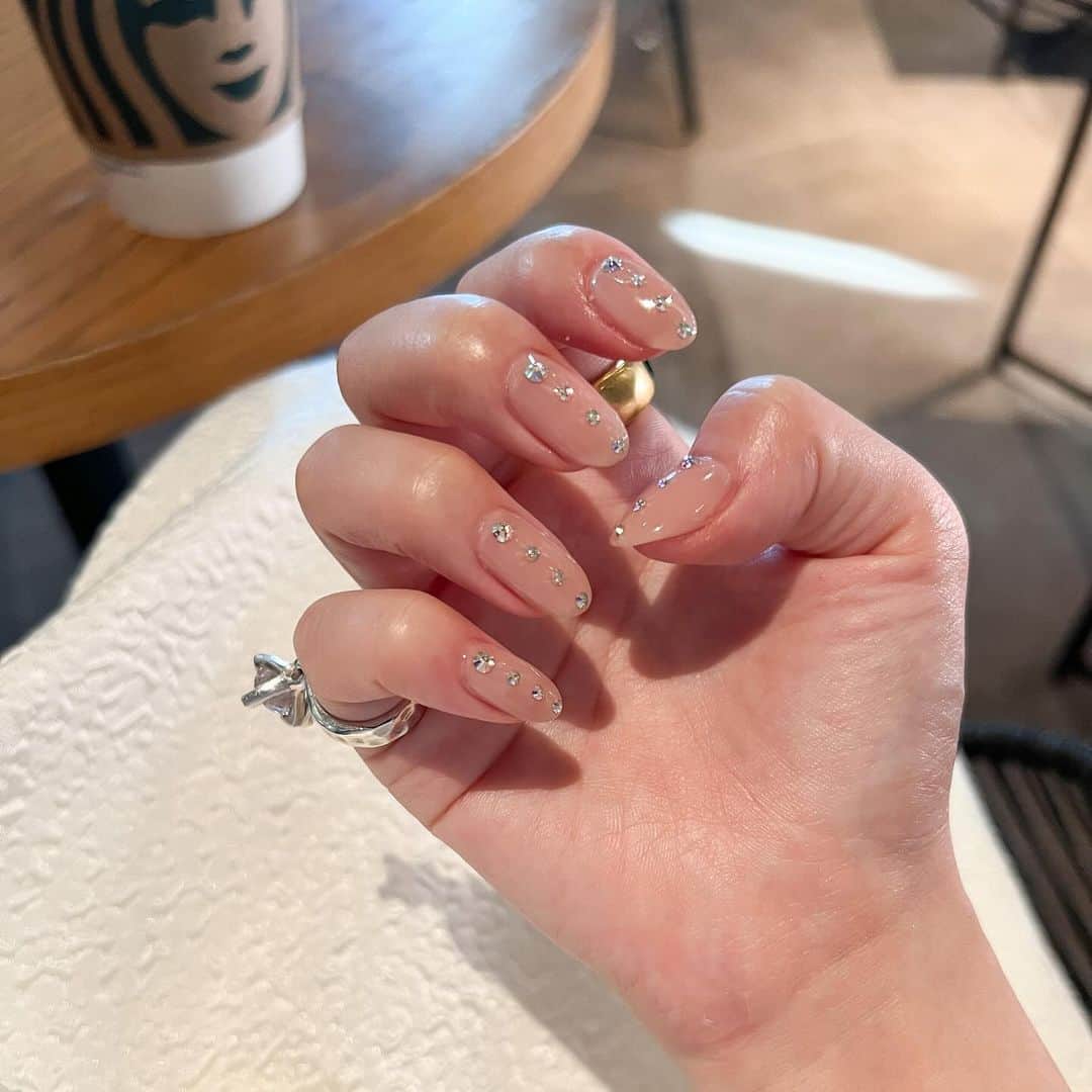 のインスタグラム：「👁️💅🏻🩵  最近のネイルとまつ毛♡  ネイルは久しぶりにシンプルなデザインに、、✨ シンプルながらもキラキラで可愛さも忘れない🩷🩷  まつ毛は、とってもぱっちりなって でもすごく自然ですっぴんの時も盛れるので嬉しい🫶🏻🪞🥰  どちらもオープンしたばかりの @_laque__ 🩵ありがとうございました💐」