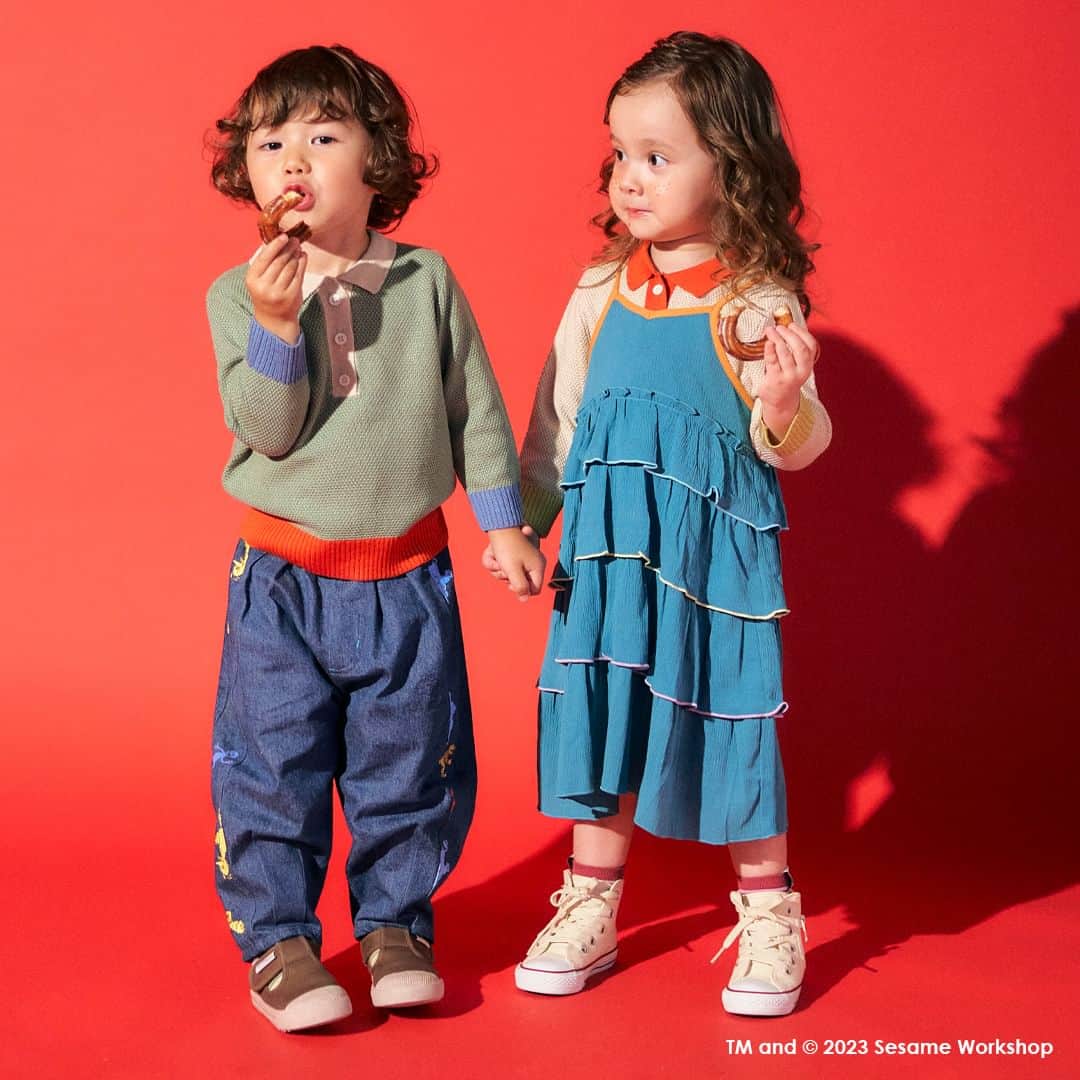 エフオーオンラインストア 子供服さんのインスタグラム写真 - (エフオーオンラインストア 子供服Instagram)「【apres les cours  セサミストリート 】WEB限定商品が登場⭐ ＜9/27(水) お昼12：00～販売スタート！＞  WEB限定の『セサミストリート』アイテムがついに登場♪ カラフルでポップなアイテムなのでとっても元気なイメージに✨  エルモやクッキーモンスターになりきれる パーカーやボディースーツはとってもかわいく テーマパークのおでかけなどにも着たくなっちゃいます♪  きょうだいおそろいコーデで可愛さ倍増です♡  帽子や靴下など雑貨と合わせて 秋のおでかけを楽しんでください♪  ======================= 商品詳細や価格は ショッピングタグからご覧いただけます★ =======================  #セサミストリート #エルモ #クッキーモンスター  #foonline #apreslescours #アプレレクール #子供服 #こどもふく #ベビー服 #キッズ服 #キッズコーデ #女の子コーデ #おしゃれキッズ #おしゃれキッズと繋がりたい #リンクコーデ #キッズ秋コーデ #キッズ秋服」9月22日 18時37分 - foonline