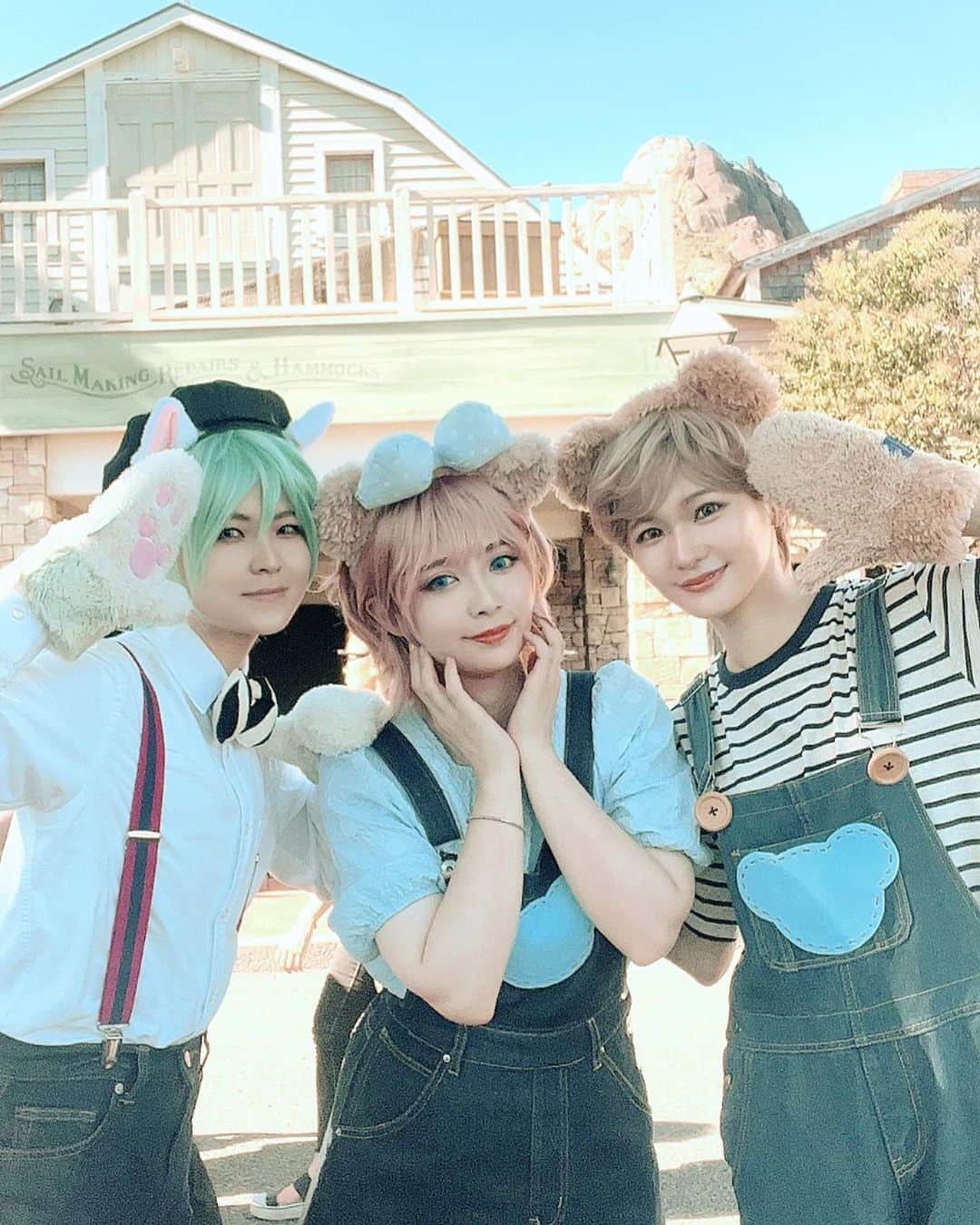 山崎はるかのインスタグラム：「同行者との写真〜♡♡ . 🤎♥️💚 ダッフィー＆シェリーメイ ＆ジェラトーニ . 🤎渡部優衣ちゃん @watanabeyui_Ton  💚コス友Kちゃん . #ディズニー仮装2023  #Dハロ仮装2023  . . 絶対ゆいとん仮装似合うと思ったの。 楽しかったみたいで良かった♡」