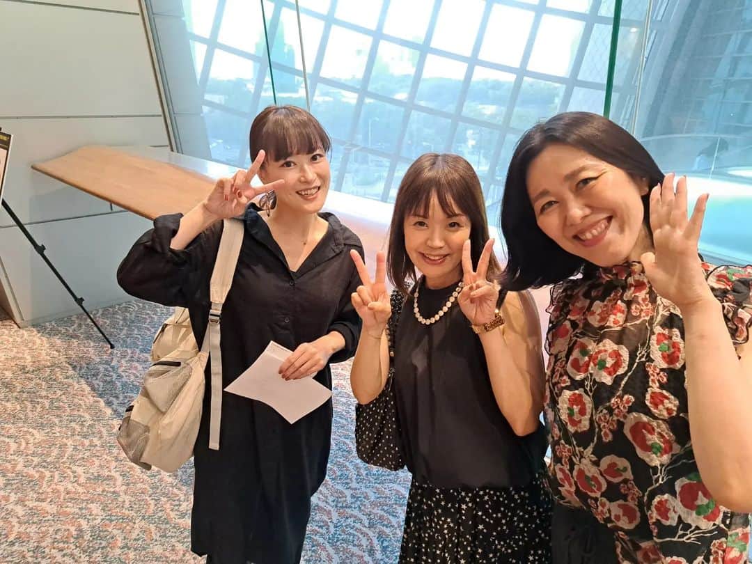 のインスタグラム：「岬ちゃんとFM岡山・藤岡ちゃん。 いつからか"竹善わらはんど"と呼ばれている、あたいたち！ (わらはんど＝こどもたち。津軽弁) いつでもどこでもライブ行くから(笑) そう、SING LIKE TALKINGのライブで、 岬ちゃんとも仲良くなったんよねー。  最近は、なかなか3人揃って行けなかったけど、35周年記念のライブで揃いました！ 竹善さんも「3人揃ってるじゃーん！」って 喜んでくれた😊  そうやって、ライブが見られることも当たり前ではないと思うようになった近年。  西村さんが元気になって、 ステージに戻って来れて、本当によかった。 お三方のやり取りに、笑って、そしてちょっと泣けた。 35周年なのに、MCで語られる57年前(笑) 保育園から一緒ってすごい。 千章さんに「お前はほんとうるさいなー」と言われても、竹善さんも嬉しそうだし(笑)  ソルトさん(塩谷哲さん)をはじめ、バンドの皆さんの演奏も素晴らしくて、 (全曲、アウトロ長い(笑) ほんで、これほんま初日？？ってなるぐらいの完成度。) なんやろなぁ。こんなん聴いてたら、 そりゃ私たち、耳肥えるわなー。  3時間があっという間でした。 (東京公演、まだなんでこのへんでやめときます。)  この日は、藤岡ちゃんとランチしてお買い物も楽しみました。 18年ぶりのアレで、何が何でえらいことになってるけど、飛び込む？って聞いたら飛び込む！と言うので(笑) 阪神百貨店にもGO！しました。 人多すぎ、商品売り切れすぎでしたが、 せっかく旬な時に大阪来たんやしね。 ネタになったよね！ ってかさー、藤岡ちゃんが衣装探したいって言うから付き合ったら、 私も買ってしまったやないかーー(笑) だって、店員さんが言ったんだもん。  「何人ものお客様が試着されましたが、 お客様が着ると、安室ちゃんみたいです。 かっこいいです。」  これで、買わへんとかないよね。 あたし、ちょろいわー(笑)  でも、楽しかった。 二人で「このお洋服が、きっと着る機会(お仕事)を作ってくれる！！」と信じて買いました！ 素敵なお衣装用意しましたので、 お仕事呼んでくださーい！！ほんまにー！  あれ。 これ、なんの投稿だっけ？😅  SING LIKE TALKING　35周年おめでとうございます✨ 千章さんが作詞作曲の新曲「BLUE BIRDS」、いい曲だったうえ、 曲にちなんで、千章さんの胸元に3 BIRDS。 「それって俺ら3人ってこと？」と竹善さん。 「そうだよ。」と千章さん。 、、、泣ける😢  これからも、わらはんどは、おそばにいますよってに。←なんか違う？(笑)  #SINGLIKETALKING」