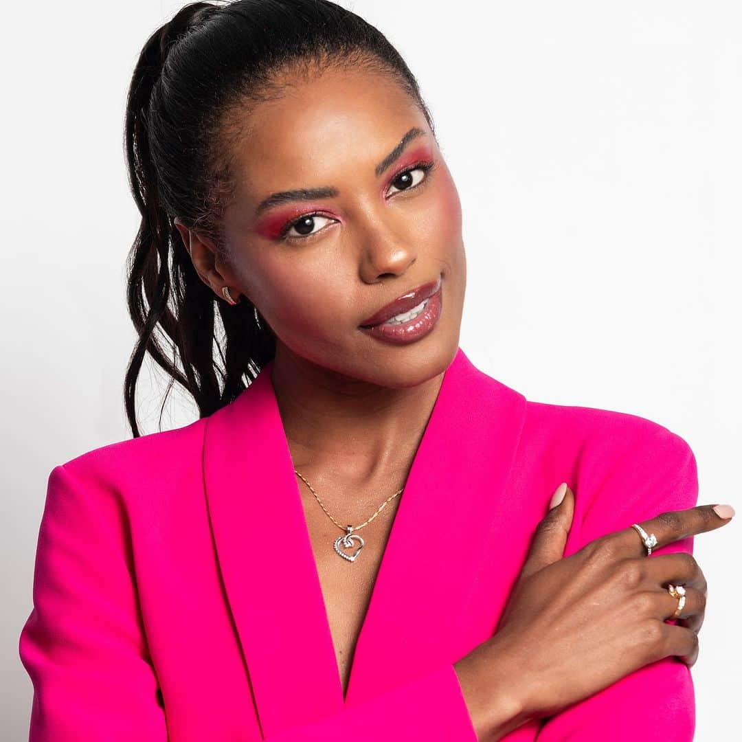 シャラム・ディニツのインスタグラム：「São tantas as bênçãos que eu nem sei como expressar tamanha alegria e felicidade. Mas partilhá-las convosco faz parte, porque também fazem parte de todo este processo de aprendizagem. Aprendi que dos melhores tiramos os bons exemplos. Disciplina… Foco… Saúde são peças fundamentais. Bastante lisonjeada e feliz em fazer parte desta marca que une jóias, moda e tradição ~ @arany.portugal 💖  #ad」