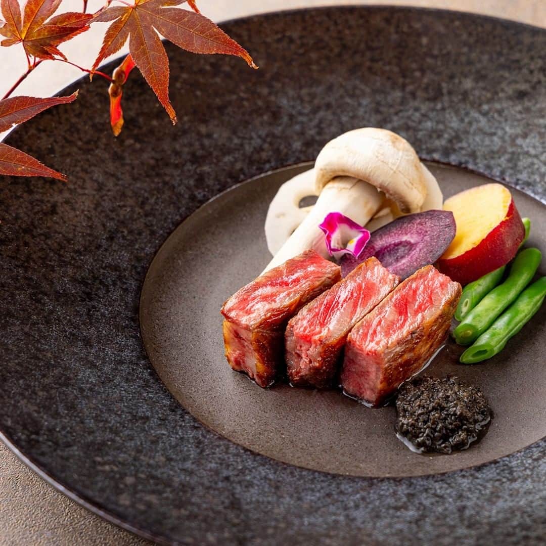 ヒルトン東京さんのインスタグラム写真 - (ヒルトン東京Instagram)「中国料理「王朝」では、ディナーコース3種類をご用意しています。  旬の食材を用いた洗練されたお料理をどうぞお楽しみください✨  場所：ヒルトン東京 2階　中国料理「王朝」 時間：17:30～22:00　  #ヒルトン #ヒルトン東京 #hilton #hiltontokyo #ホテル #hotel #ホテルディナー #中華 #中国料理 #中国料理王朝 #王朝 #中華ディナー #中華料理 #四季 #四季折々 #四季圓」9月22日 18時51分 - hiltontokyo