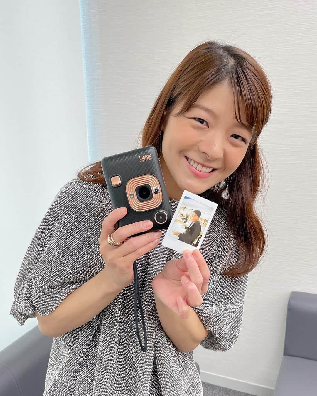 廣津留すみれさんのインスタグラム写真 - (廣津留すみれInstagram)「Today’s #Morningshow featured how Fujifilm succeeded with their business model - applying their camera technology to medicines/cosmetics etc. This instax polaroid camera is also by Fujifilm! ✌️📷 #OOTD ⠀ 今朝のモーニングショーでは #チェキ を特集！ なんと海外での売り上げが9割で、 ぐんぐん売り上げを伸ばしているそう📸 この #エモい 色彩とじわじわ浮き出てくる感じ なんともいえず、私も愛用しています。💛 今日は私物を持参して隣に座っている 長嶋一茂さんを撮ってみました。 良い感じに撮れたと思うのですが どうでしょうか…😆✨ ⠀ #衣装 @beams_official  #jewerly @wisp_jewelry  Last photo: Took my co-commentator Kazushige Nagashima san on my own instax :) ⠀ ⠀ ⠀ ⠀ #tv #japan #fashion #hair #makeup #polaroid #instax #camera #beams」9月22日 18時51分 - sumire_vln