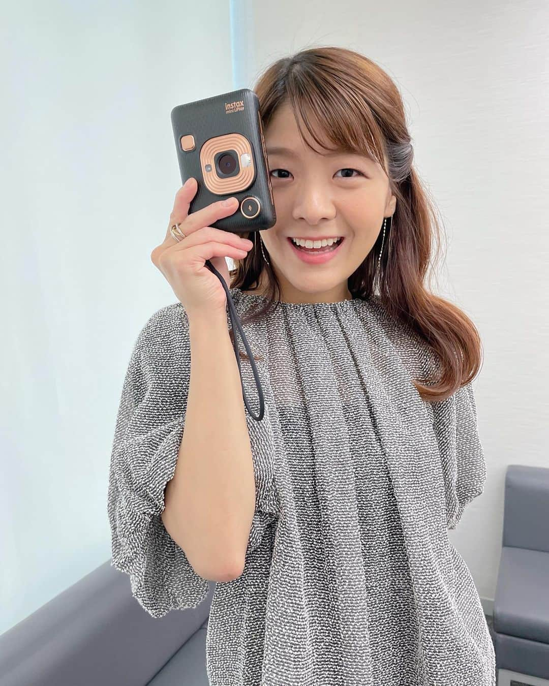 廣津留すみれさんのインスタグラム写真 - (廣津留すみれInstagram)「Today’s #Morningshow featured how Fujifilm succeeded with their business model - applying their camera technology to medicines/cosmetics etc. This instax polaroid camera is also by Fujifilm! ✌️📷 #OOTD ⠀ 今朝のモーニングショーでは #チェキ を特集！ なんと海外での売り上げが9割で、 ぐんぐん売り上げを伸ばしているそう📸 この #エモい 色彩とじわじわ浮き出てくる感じ なんともいえず、私も愛用しています。💛 今日は私物を持参して隣に座っている 長嶋一茂さんを撮ってみました。 良い感じに撮れたと思うのですが どうでしょうか…😆✨ ⠀ #衣装 @beams_official  #jewerly @wisp_jewelry  Last photo: Took my co-commentator Kazushige Nagashima san on my own instax :) ⠀ ⠀ ⠀ ⠀ #tv #japan #fashion #hair #makeup #polaroid #instax #camera #beams」9月22日 18時51分 - sumire_vln