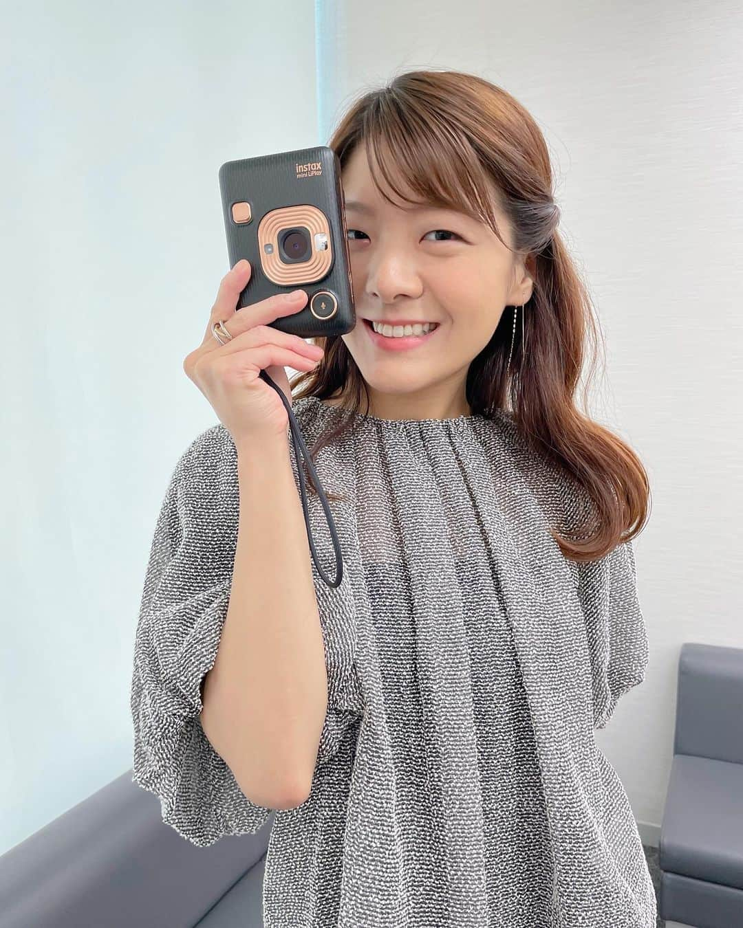 廣津留すみれさんのインスタグラム写真 - (廣津留すみれInstagram)「Today’s #Morningshow featured how Fujifilm succeeded with their business model - applying their camera technology to medicines/cosmetics etc. This instax polaroid camera is also by Fujifilm! ✌️📷 #OOTD ⠀ 今朝のモーニングショーでは #チェキ を特集！ なんと海外での売り上げが9割で、 ぐんぐん売り上げを伸ばしているそう📸 この #エモい 色彩とじわじわ浮き出てくる感じ なんともいえず、私も愛用しています。💛 今日は私物を持参して隣に座っている 長嶋一茂さんを撮ってみました。 良い感じに撮れたと思うのですが どうでしょうか…😆✨ ⠀ #衣装 @beams_official  #jewerly @wisp_jewelry  Last photo: Took my co-commentator Kazushige Nagashima san on my own instax :) ⠀ ⠀ ⠀ ⠀ #tv #japan #fashion #hair #makeup #polaroid #instax #camera #beams」9月22日 18時51分 - sumire_vln